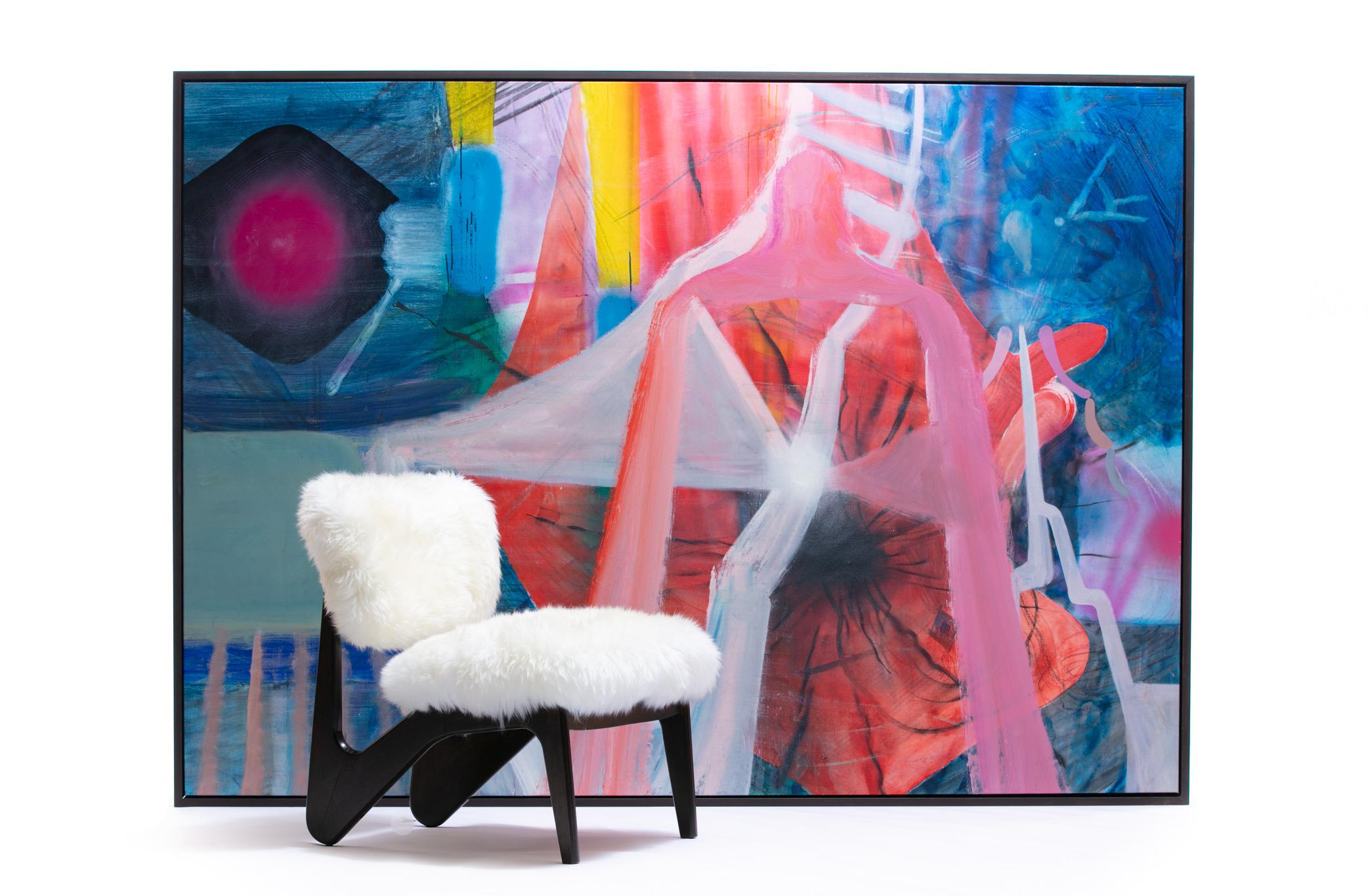 Cette fourrure, ces courbes ! Sexy et sulfureux. Nous sommes séduits par ces chaises sculpturales en noyer. Récemment recouverte d'une somptueuse peau de mouton ivoire, cette paire de chaises ne demande qu'à être admirée et appréciée. Finition