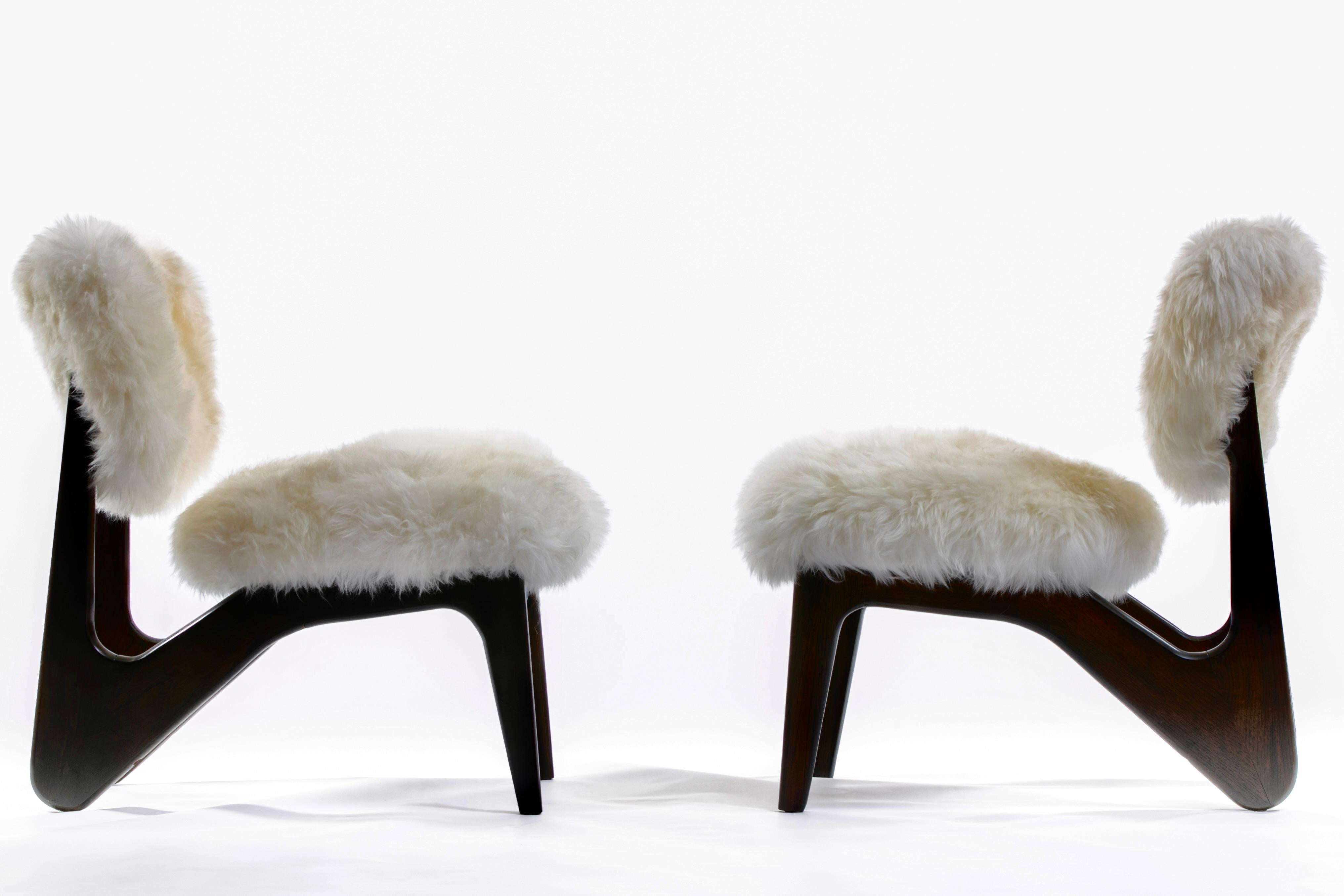 Mid-Century Modern Paire de chaises sculpturales en noyer de la modernité du milieu du siècle dans des peaux de mouton ivoire neuves en vente