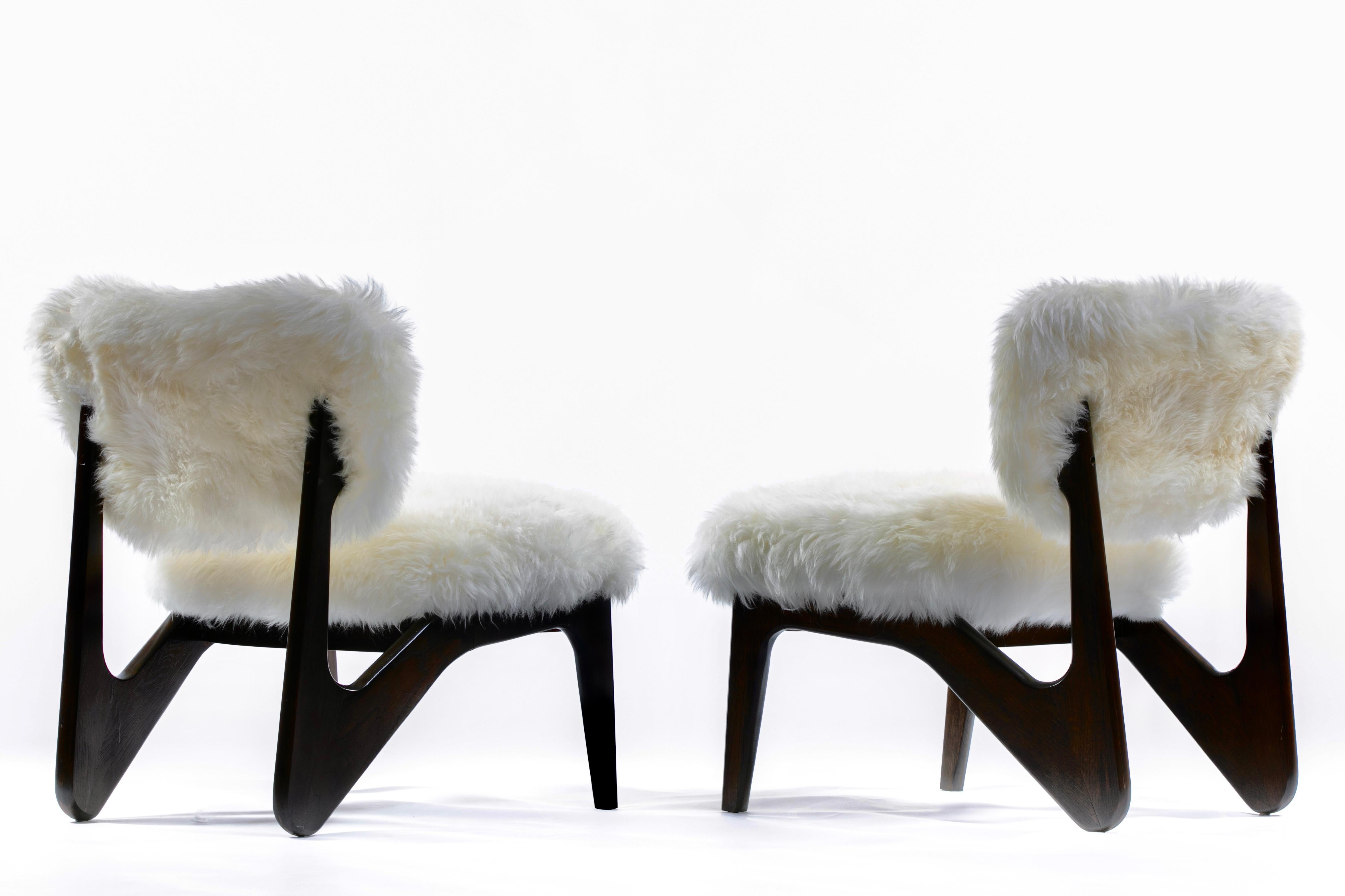 Américain Paire de chaises sculpturales en noyer de la modernité du milieu du siècle dans des peaux de mouton ivoire neuves en vente