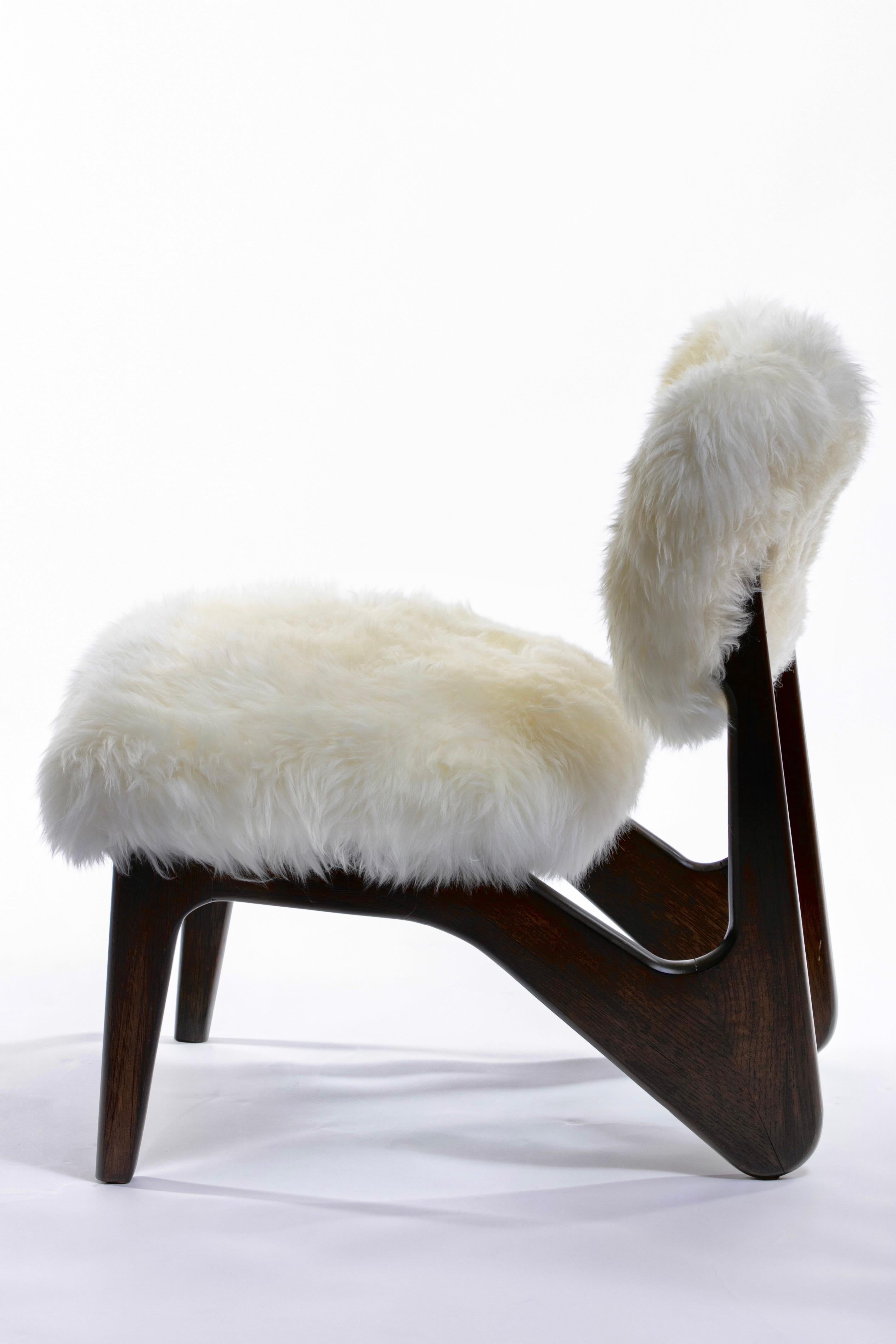 Cuir de mouton Paire de chaises sculpturales en noyer de la modernité du milieu du siècle dans des peaux de mouton ivoire neuves en vente