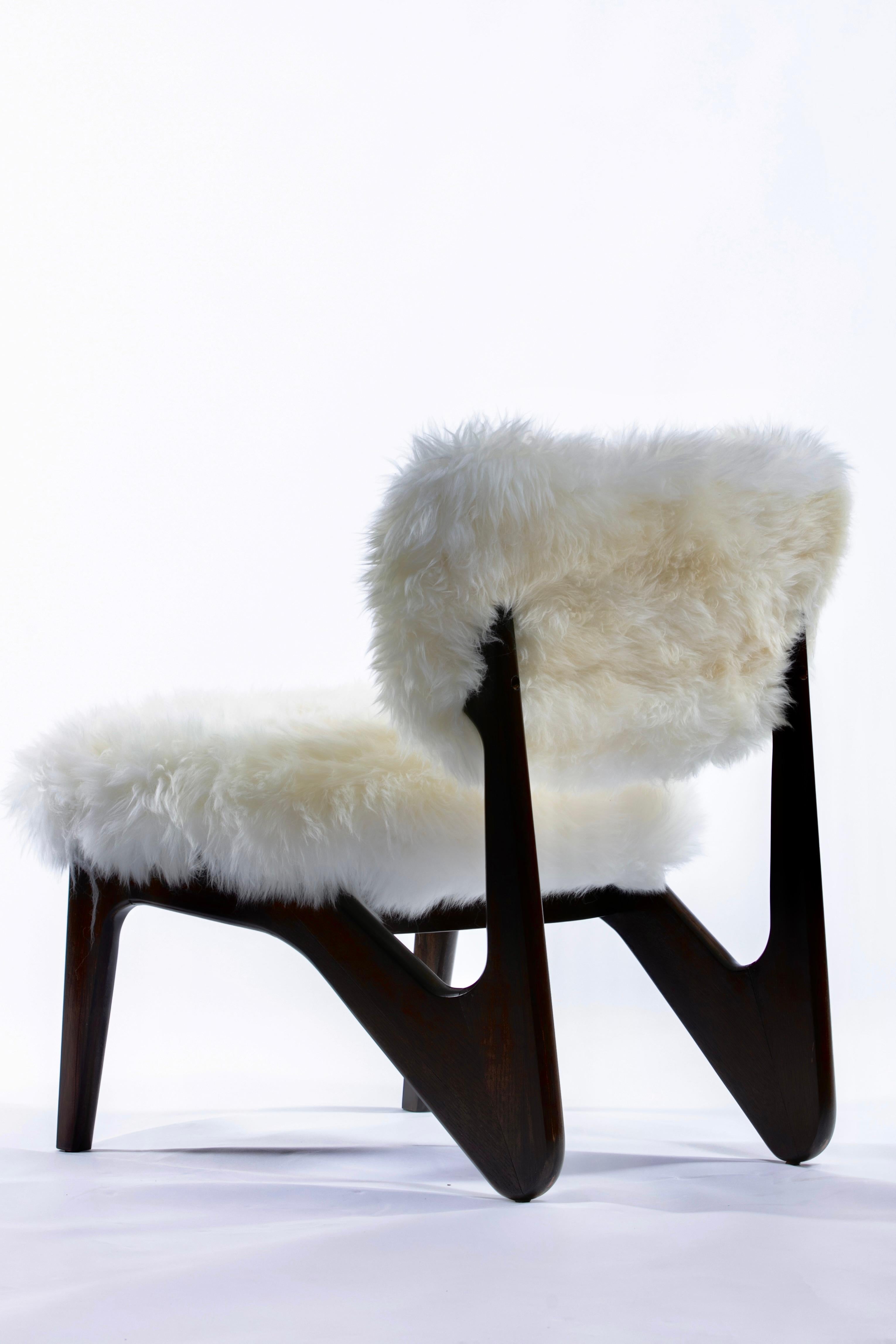 Paire de chaises sculpturales en noyer de la modernité du milieu du siècle dans des peaux de mouton ivoire neuves en vente 1