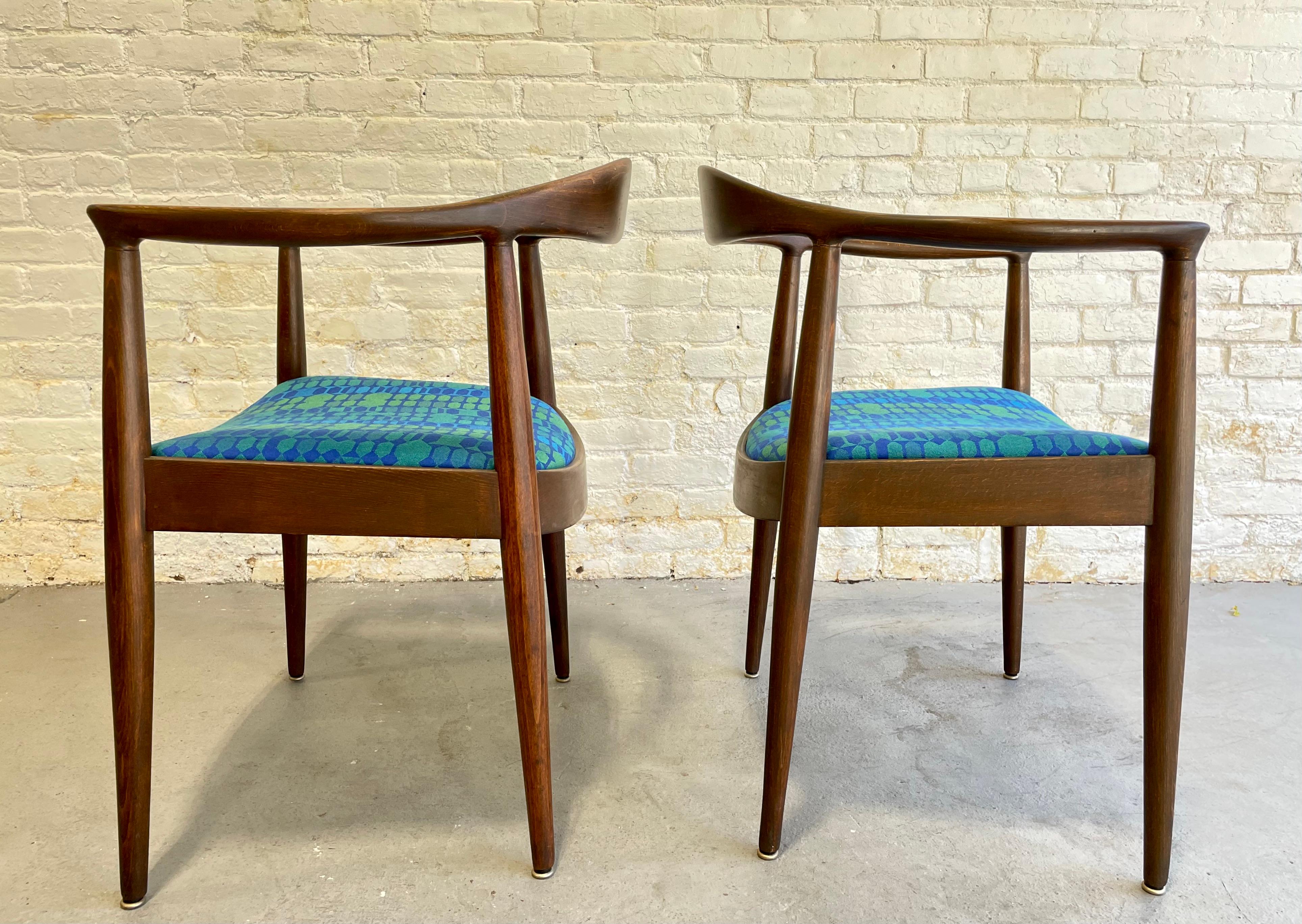 Pair of Walnut Mid-Century Modern Vintage Armchairs in the Style of Hans Wegner For Sale 5