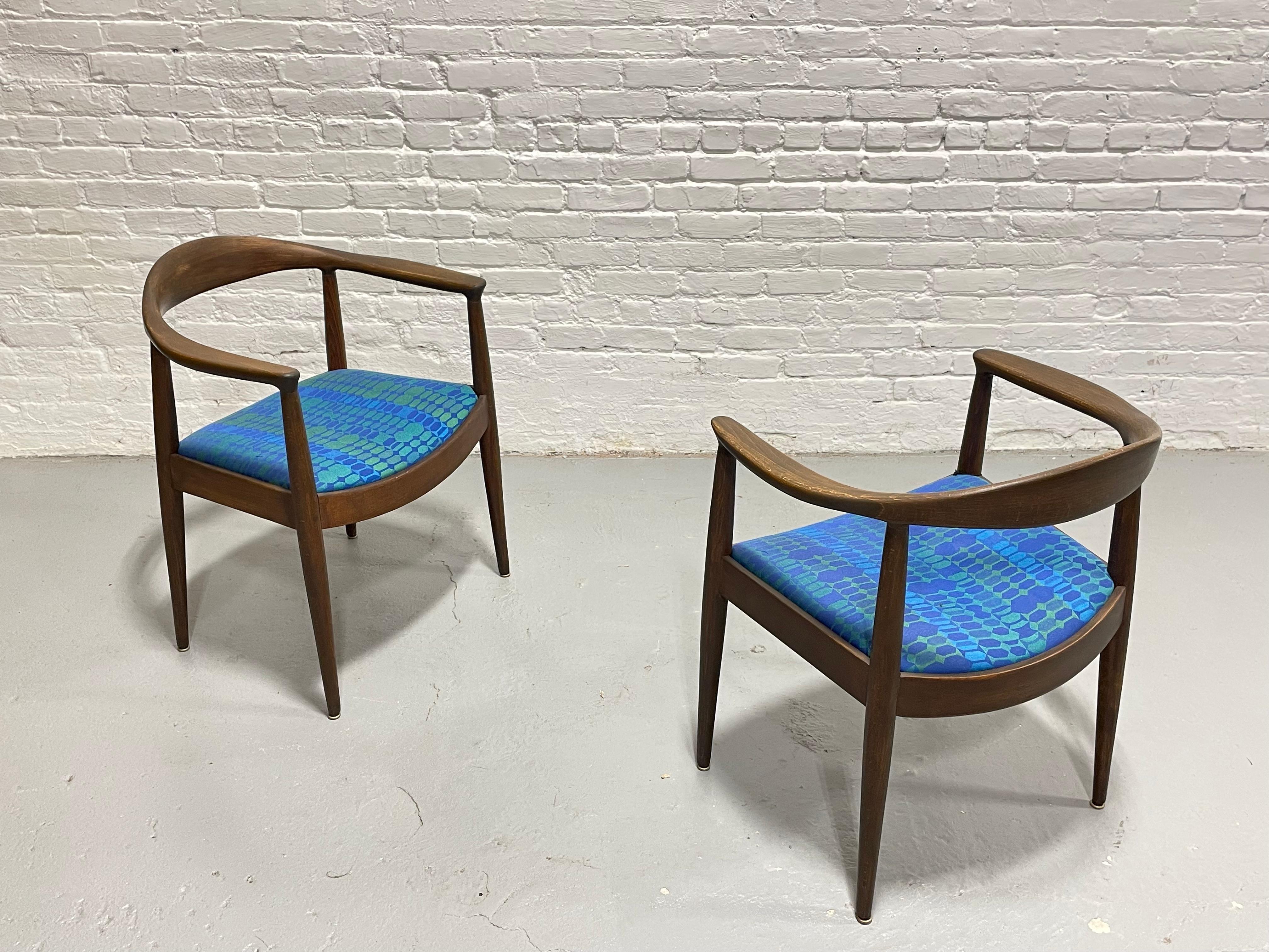 Pareja de Sillones Vintage Modernos de Mitad de Siglo de Nogal al Estilo de Hans Wegner en venta 1