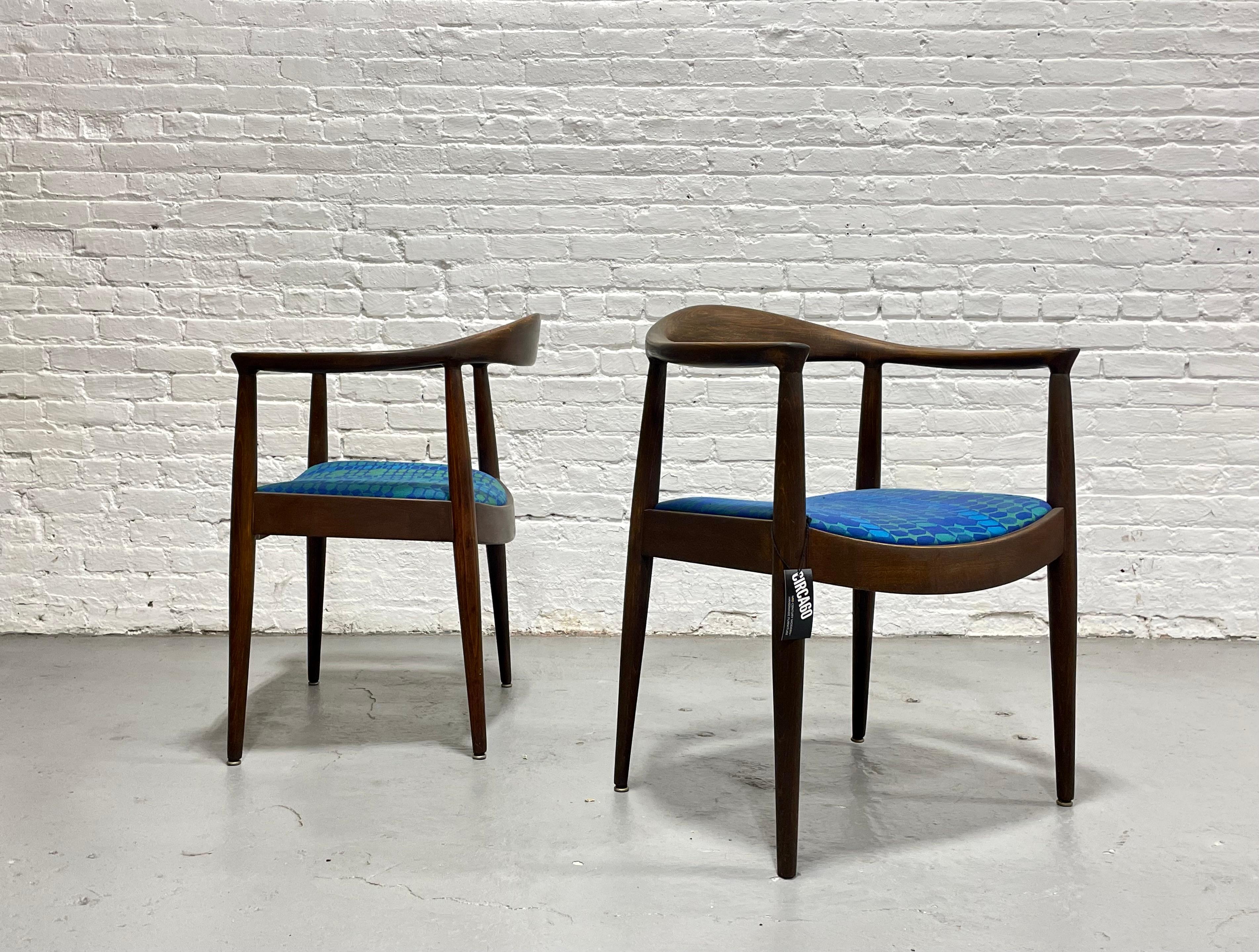 Pareja de Sillones Vintage Modernos de Mitad de Siglo de Nogal al Estilo de Hans Wegner en venta 5