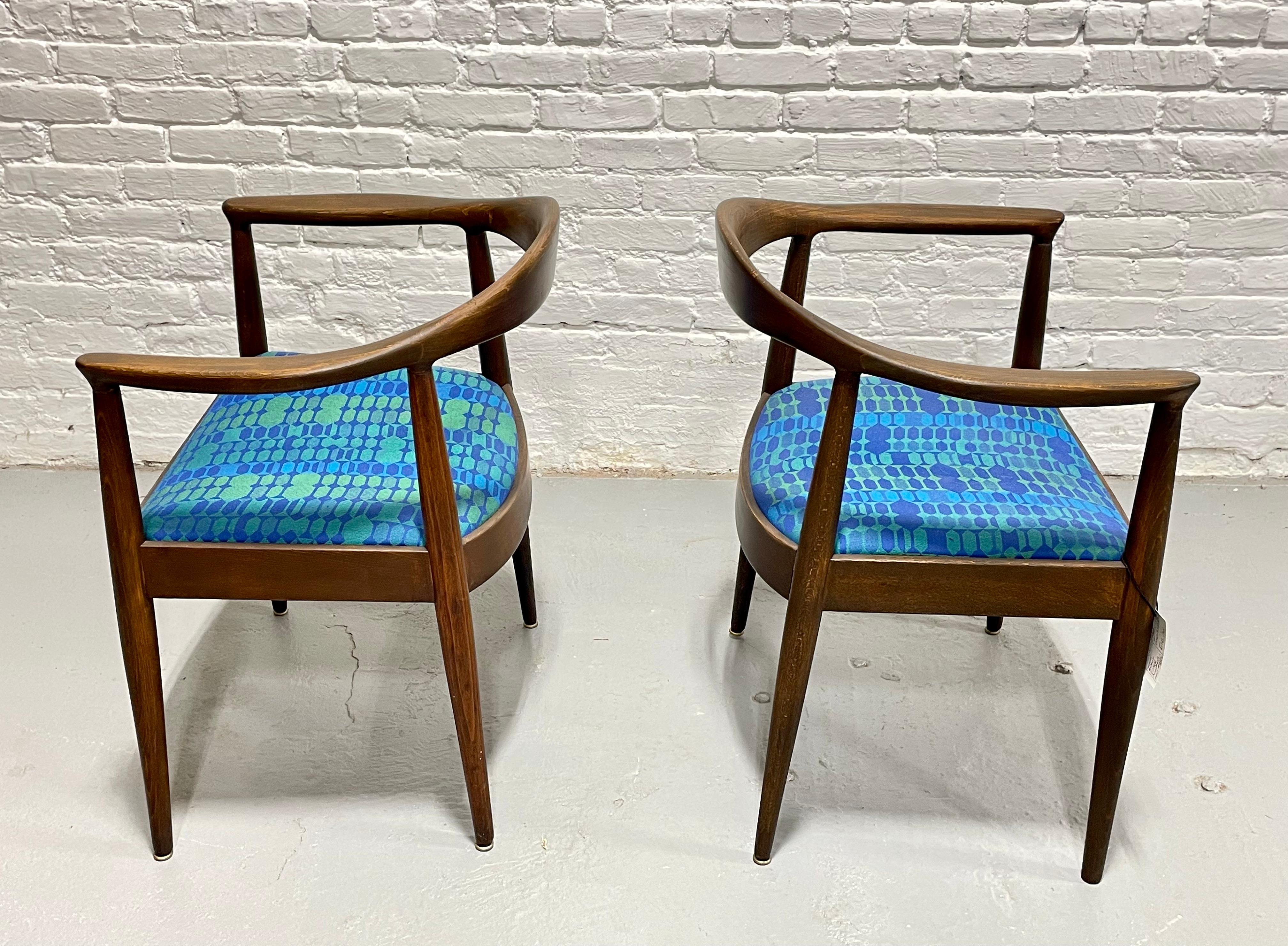 Pareja de Sillones Vintage Modernos de Mitad de Siglo de Nogal al Estilo de Hans Wegner en venta 6