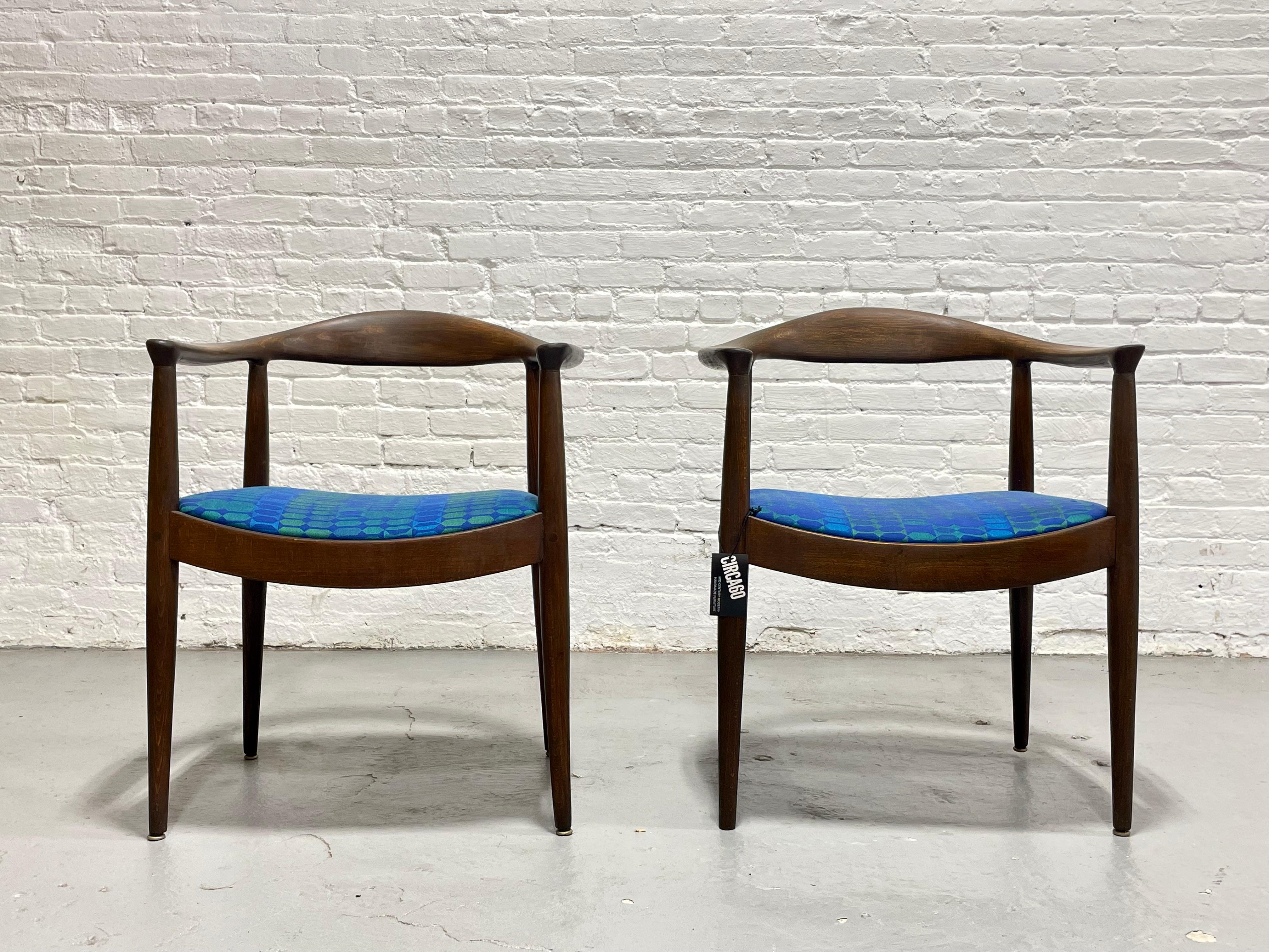 Pareja de Sillones Vintage Modernos de Mitad de Siglo de Nogal al Estilo de Hans Wegner en venta 7