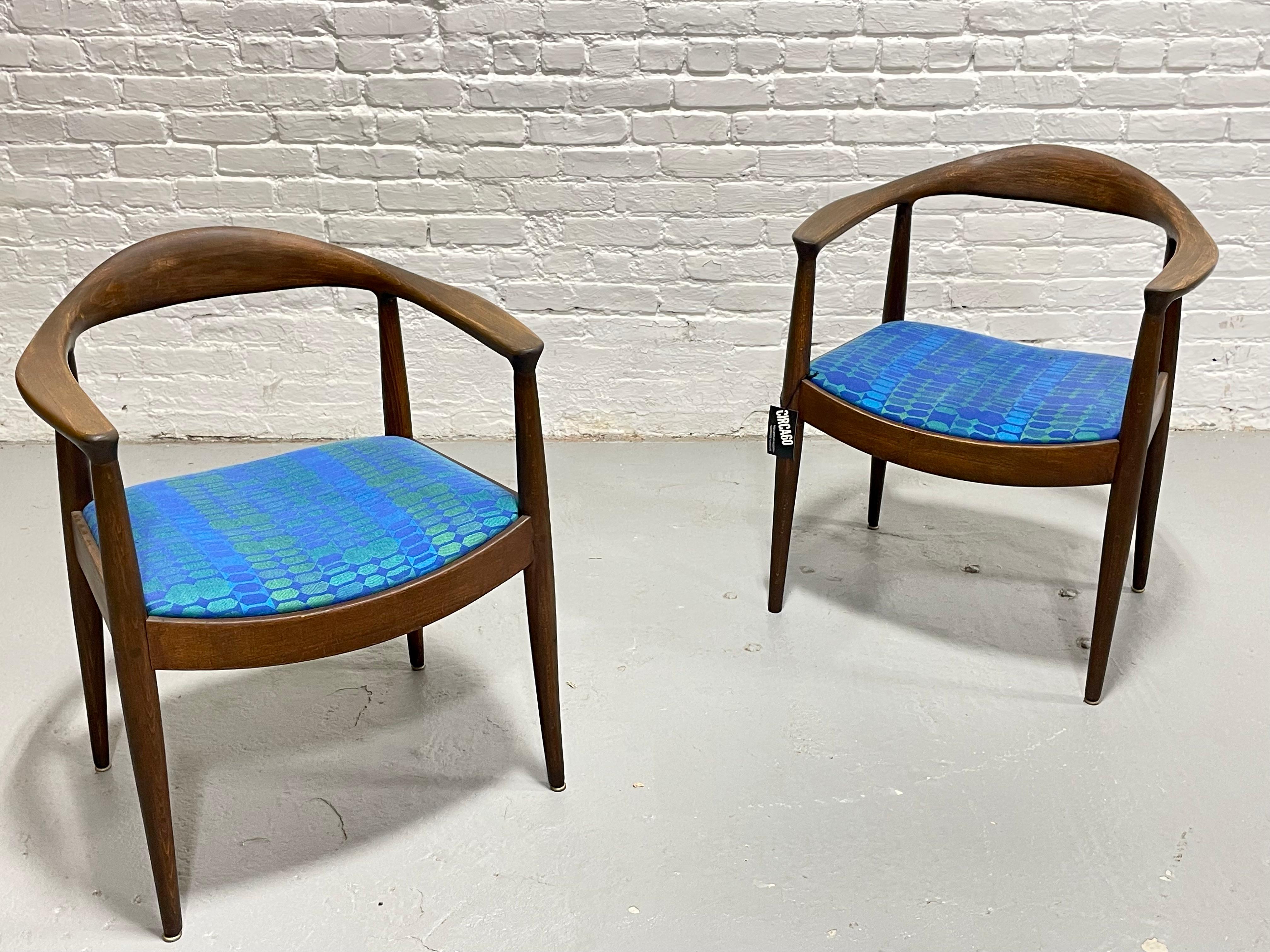 Pareja de Sillones Vintage Modernos de Mitad de Siglo de Nogal al Estilo de Hans Wegner en venta 8