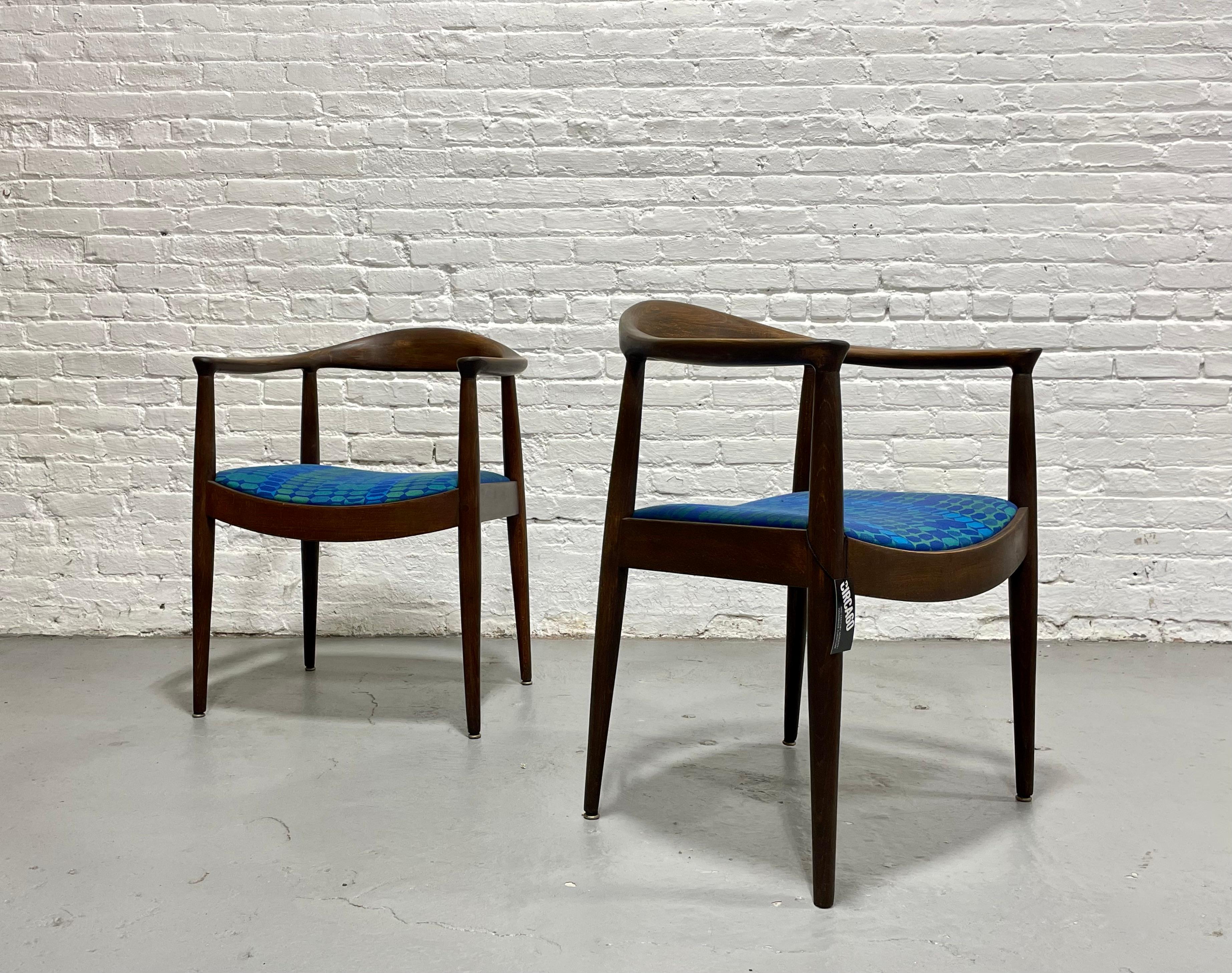 Sillas de salón Vintage Mid Century Modern al estilo de Hans Wegner. El elegante armazón curvilíneo de nogal está bellamente construido y las sillas están recién barnizadas, mostrando las preciosas vetas de la madera. Las sillas se han vuelto a