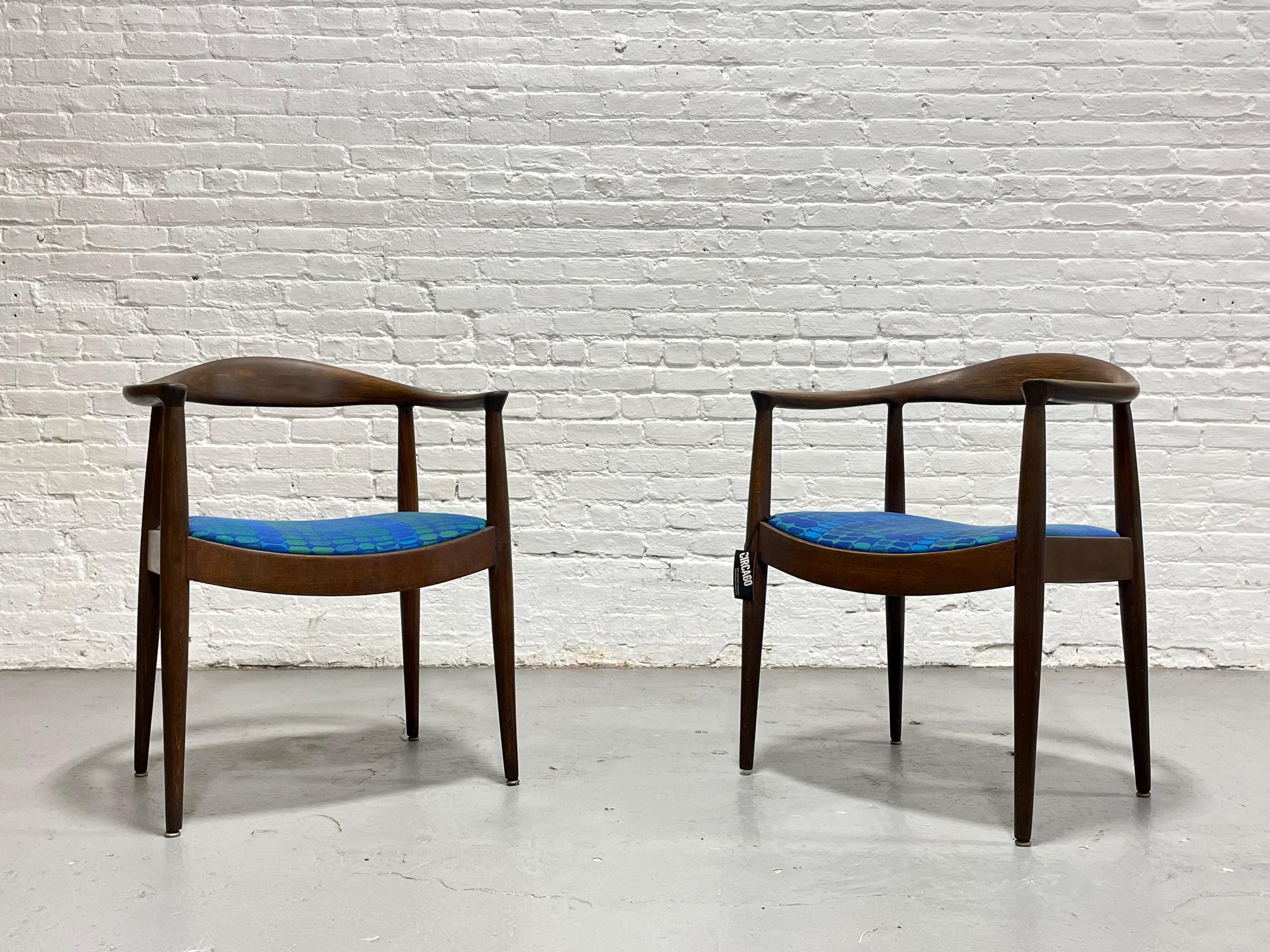 Pareja de Sillones Vintage Modernos de Mitad de Siglo de Nogal al Estilo de Hans Wegner Moderno de mediados de siglo en venta