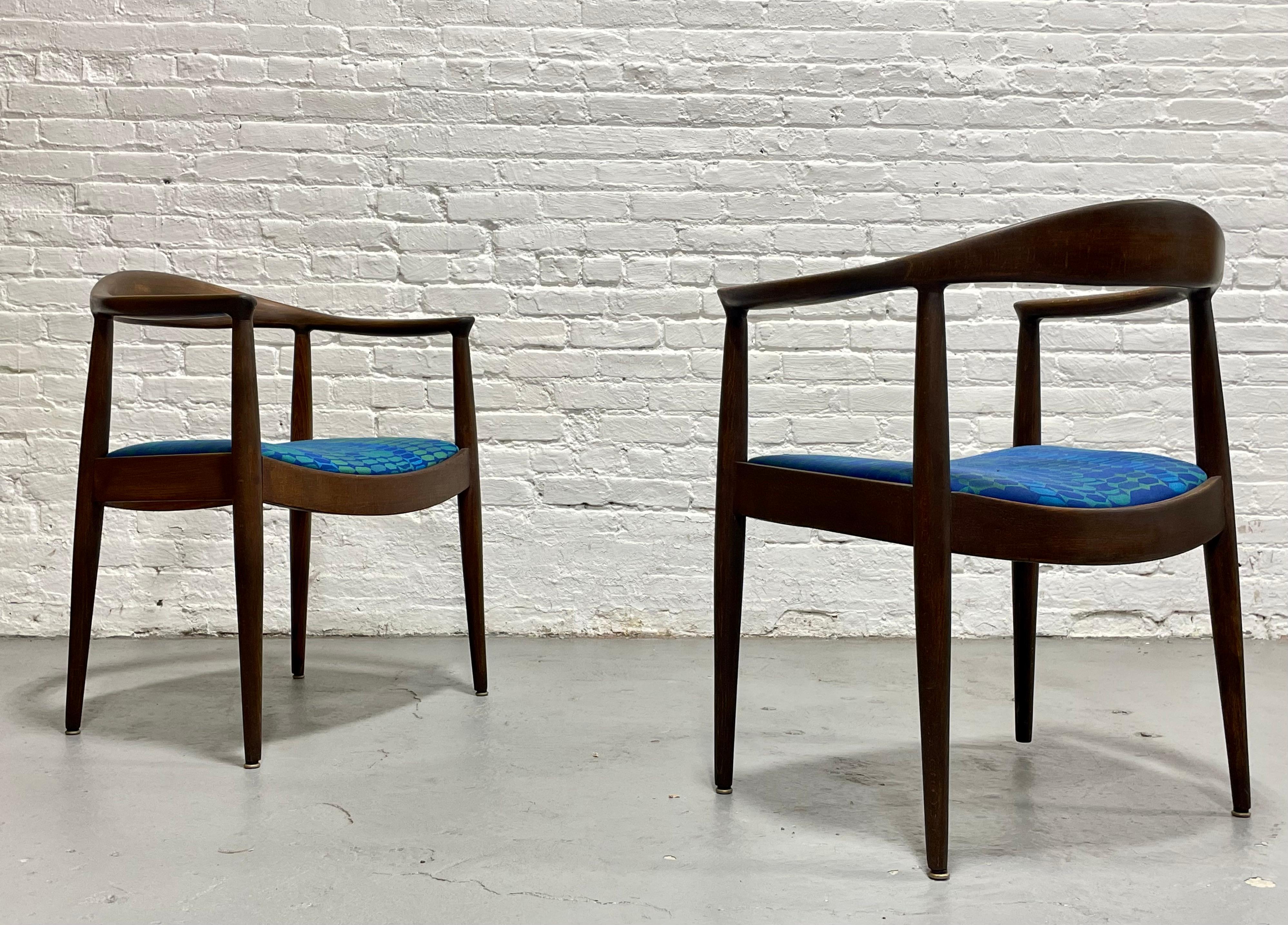 Pareja de Sillones Vintage Modernos de Mitad de Siglo de Nogal al Estilo de Hans Wegner en Bueno estado para la venta en Weehawken, NJ