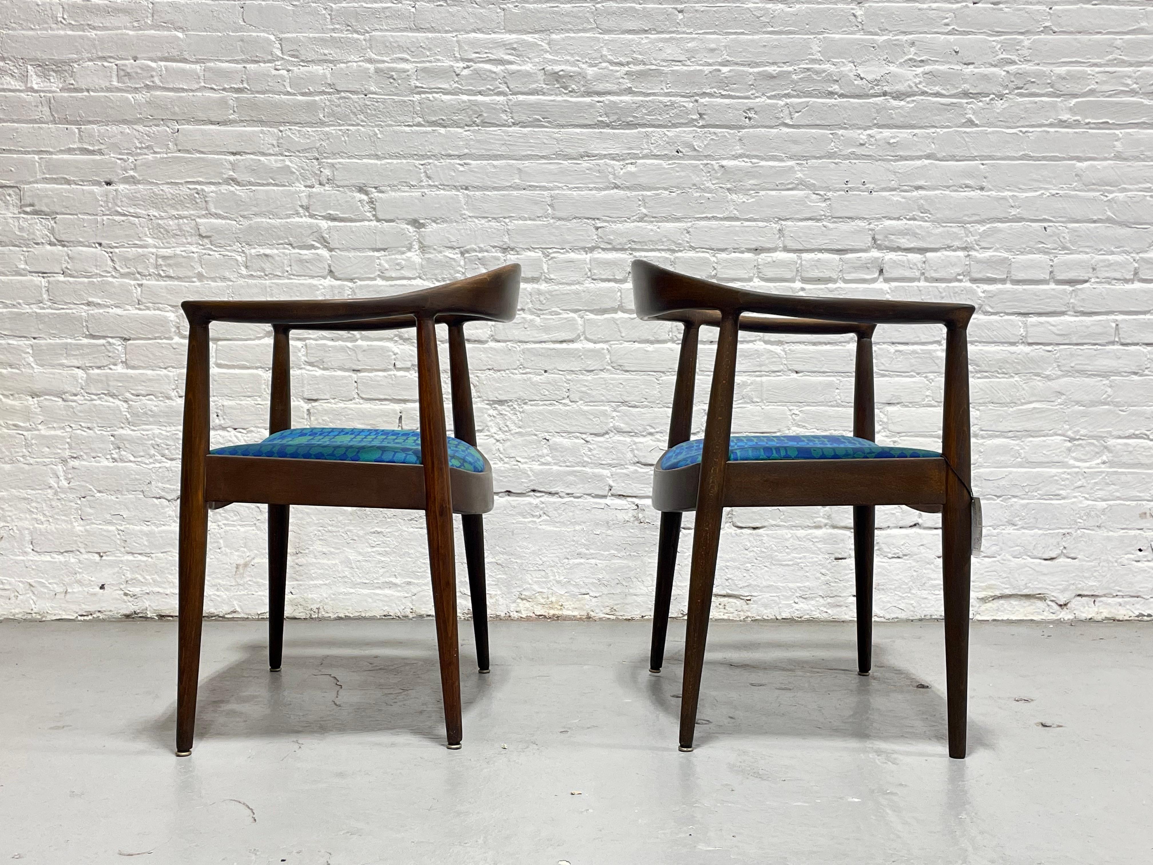 Pareja de Sillones Vintage Modernos de Mitad de Siglo de Nogal al Estilo de Hans Wegner mediados del siglo XX en venta