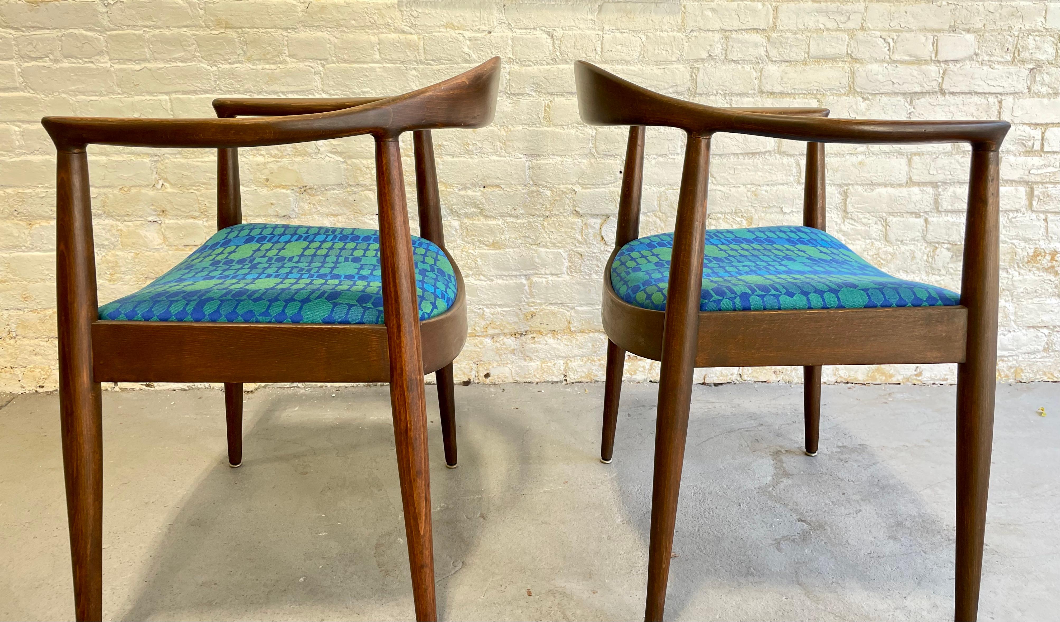 Pair of Walnut Mid-Century Modern Vintage Armchairs in the Style of Hans Wegner For Sale 1