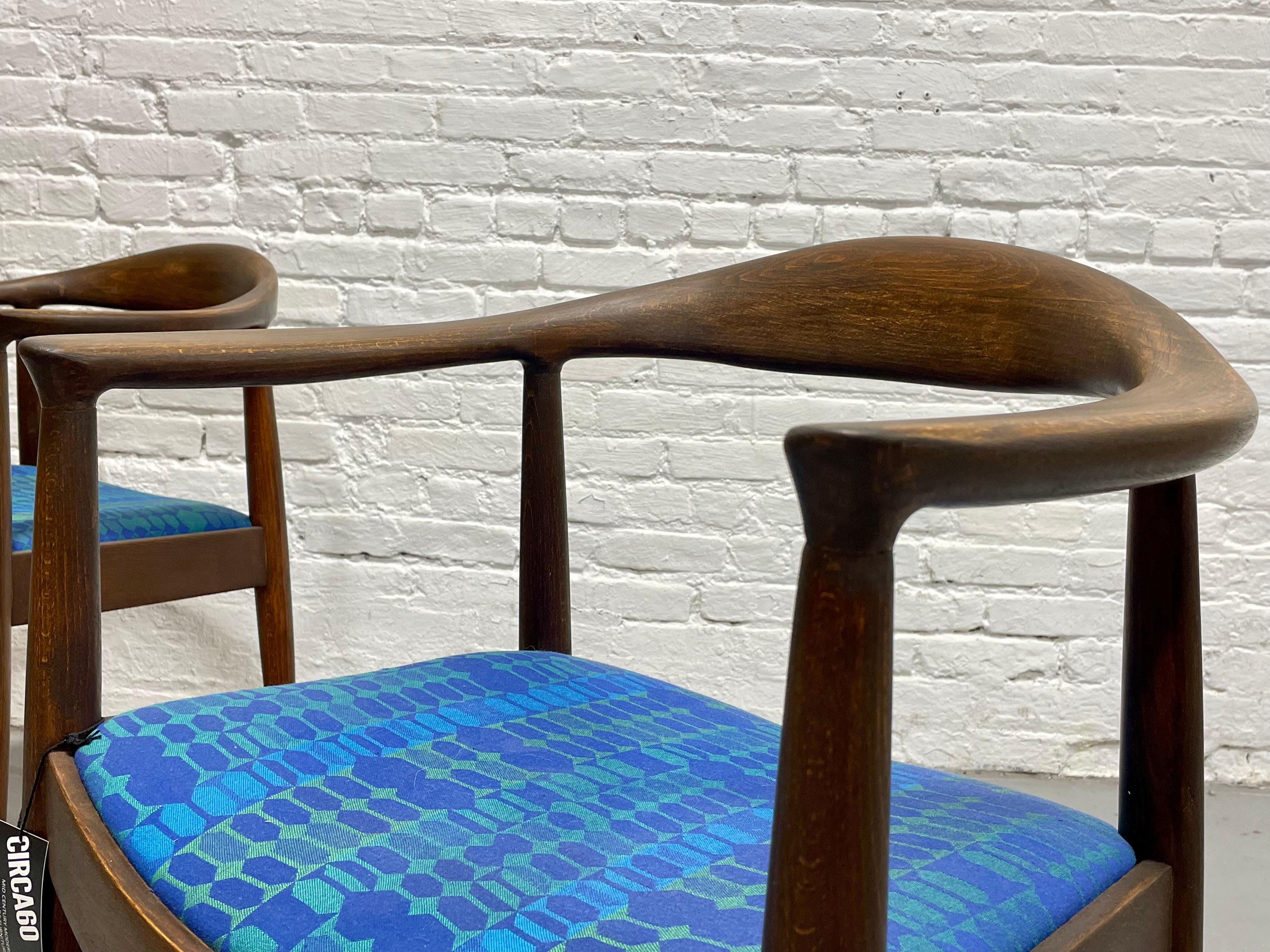 Pareja de Sillones Vintage Modernos de Mitad de Siglo de Nogal al Estilo de Hans Wegner Madera en venta