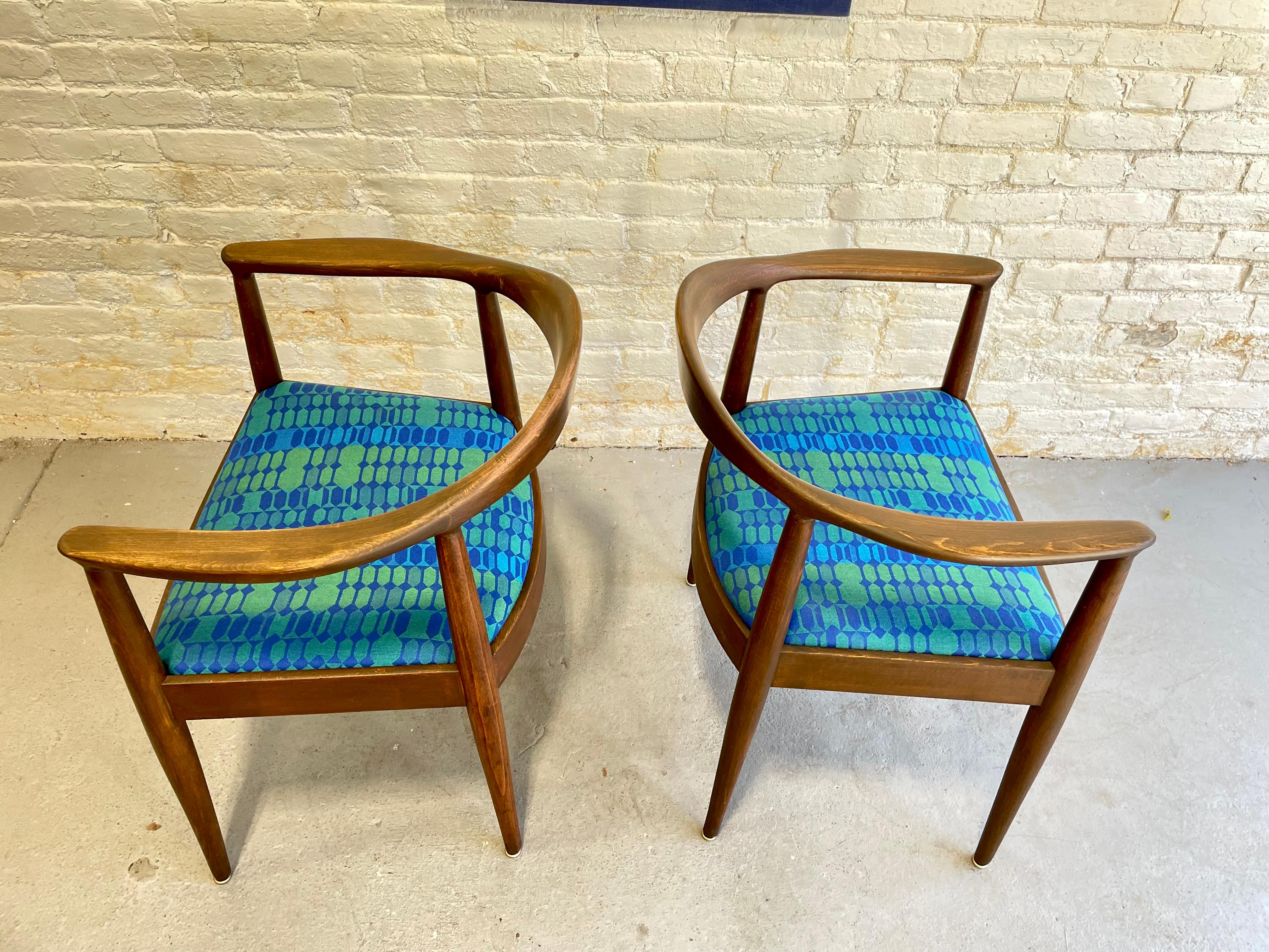 Pair of Walnut Mid-Century Modern Vintage Armchairs in the Style of Hans Wegner For Sale 2