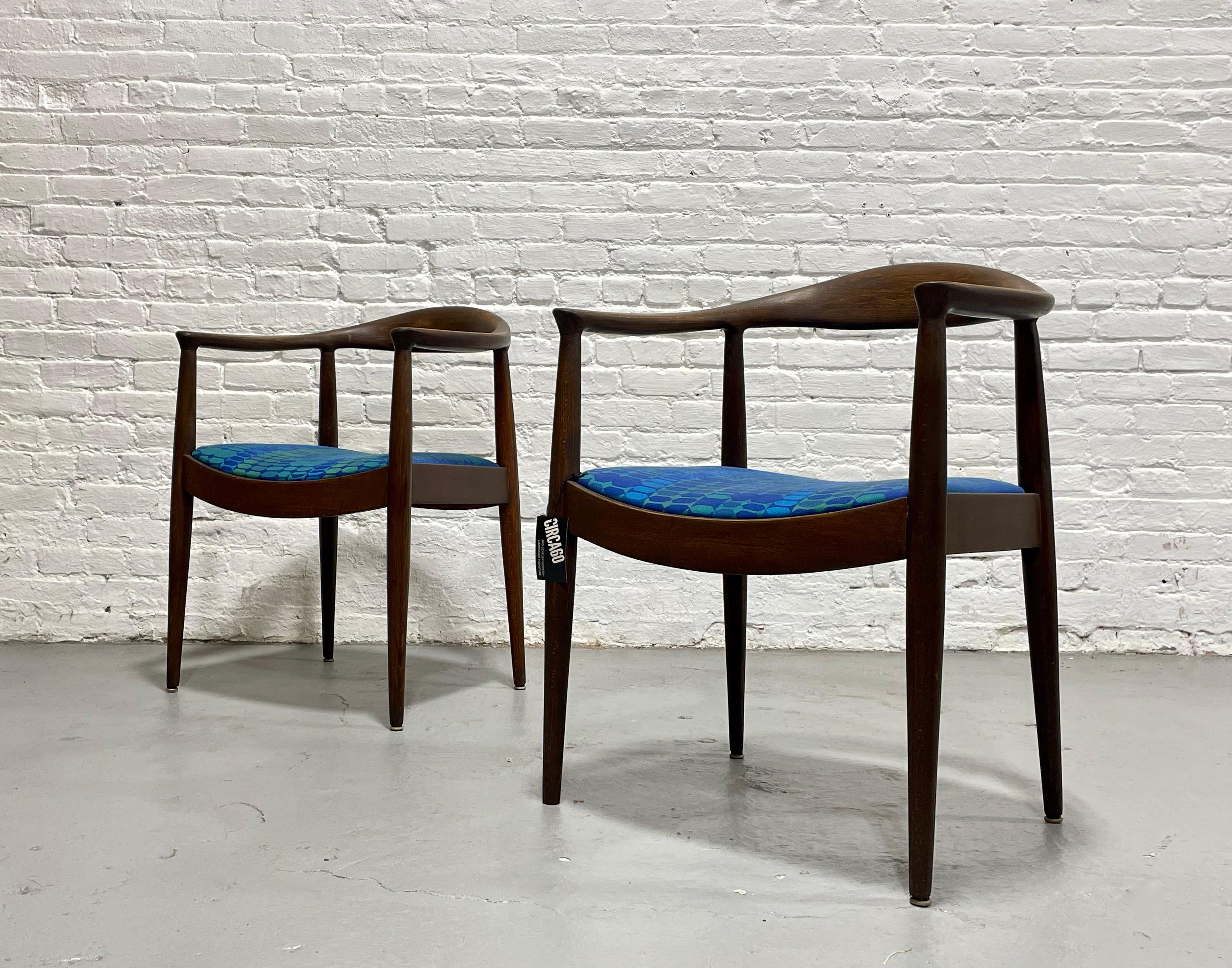 Pareja de Sillones Vintage Modernos de Mitad de Siglo de Nogal al Estilo de Hans Wegner en venta 3