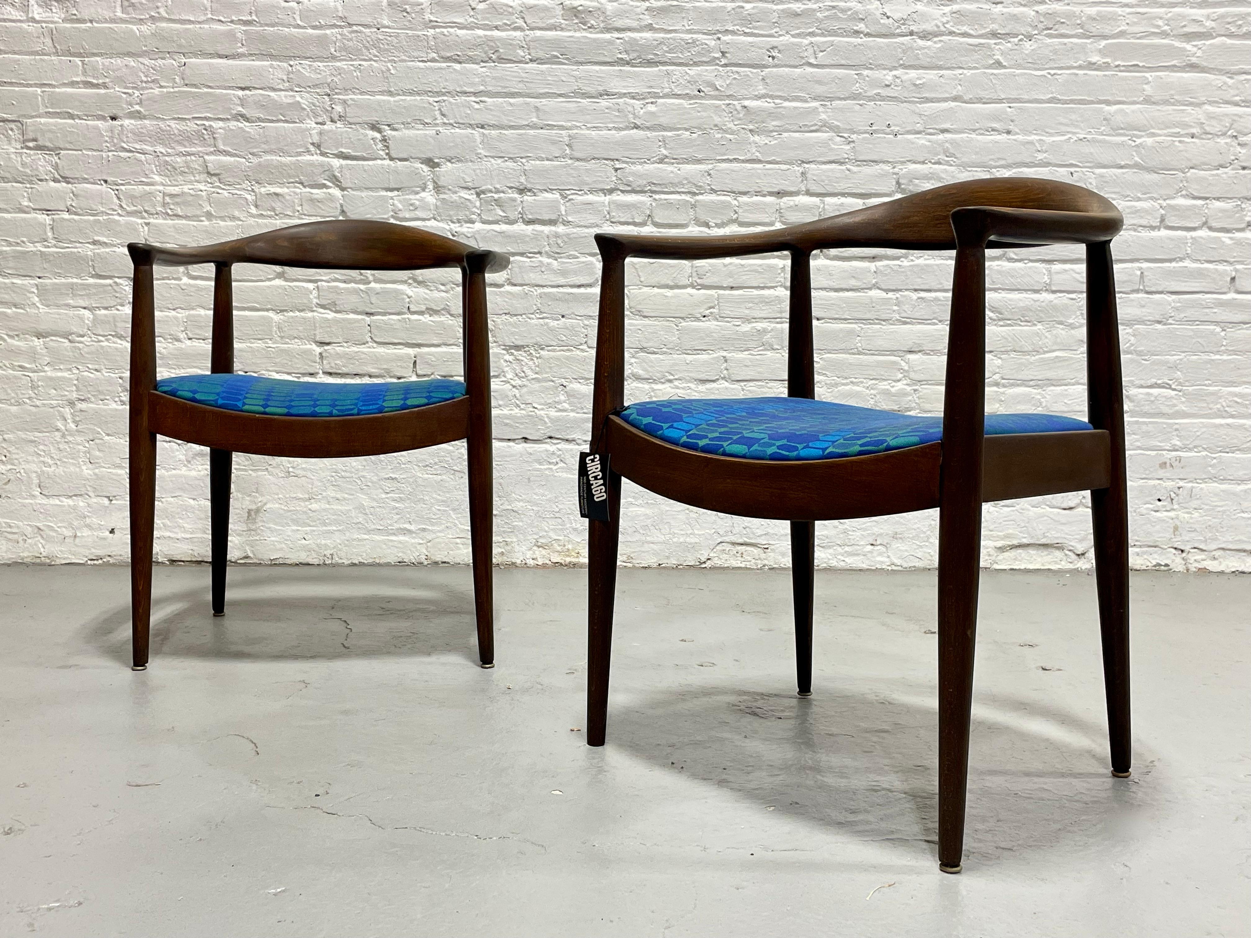 Pareja de Sillones Vintage Modernos de Mitad de Siglo de Nogal al Estilo de Hans Wegner en venta 4