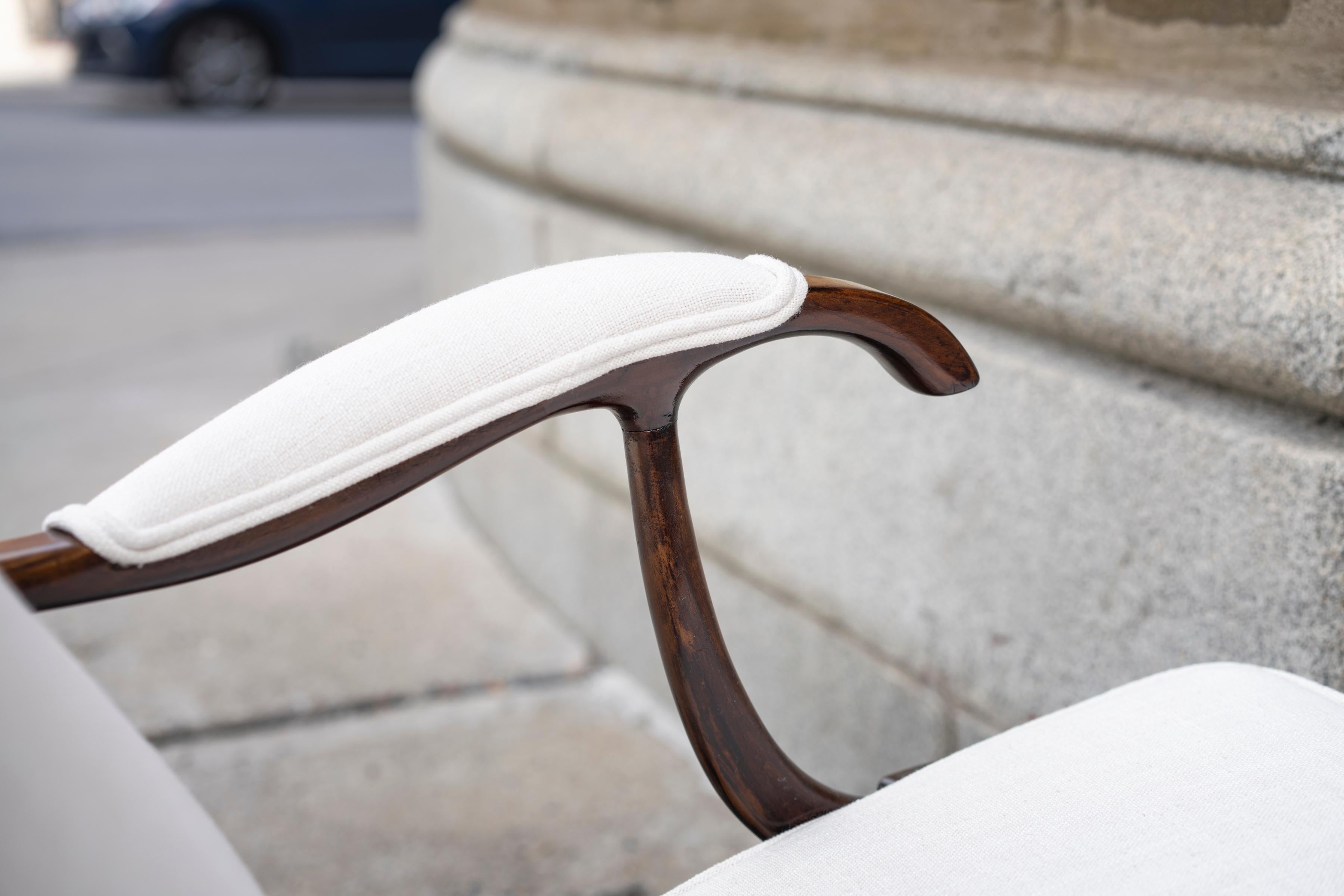 Paire de fauteuils Wingback en noyer, de style moderne du milieu du siècle dernier, de Paolo Buffa en vente 2