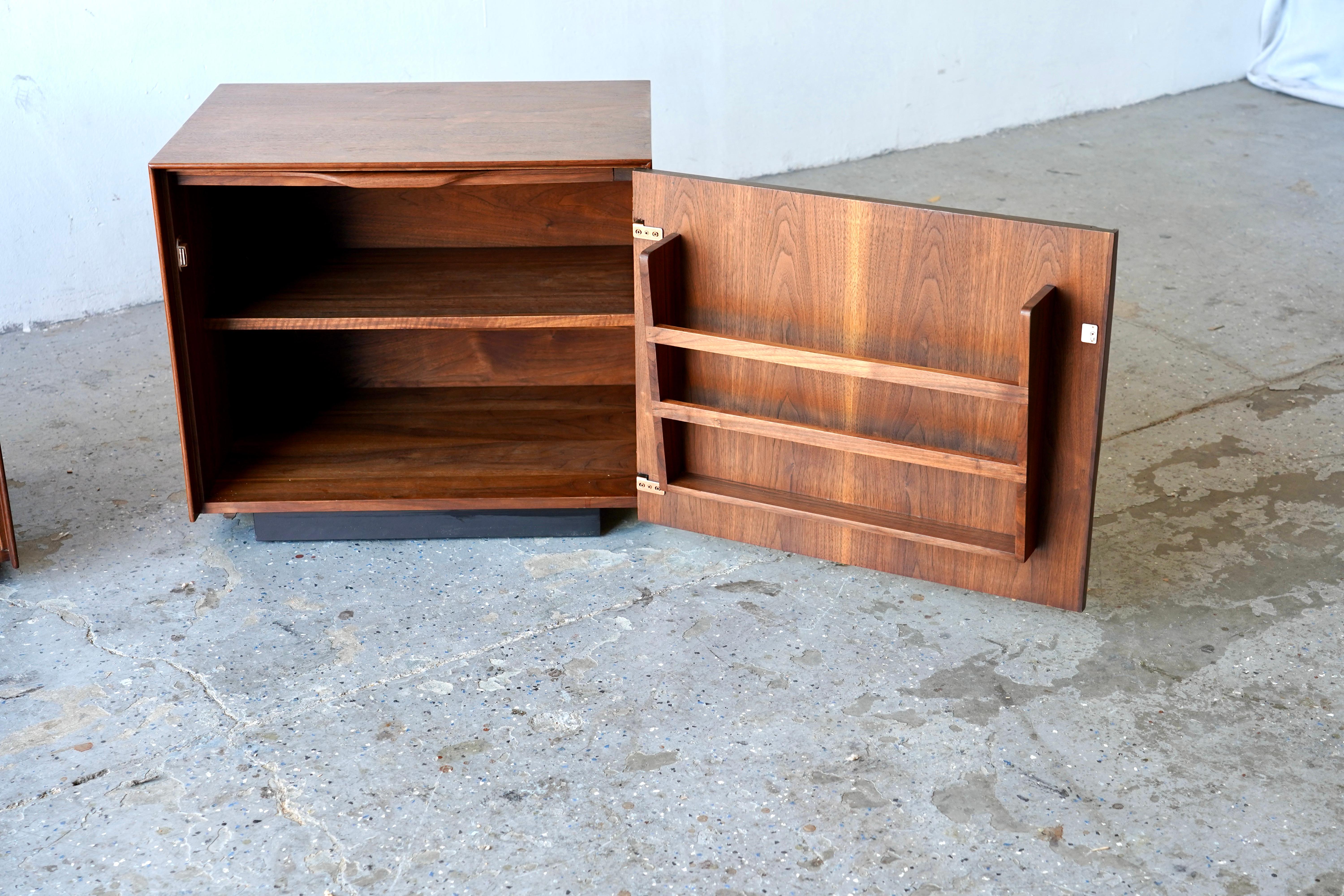 Ein Paar Nachttische aus Nussbaumholz von John Kapel für Glenn of California aus der Mitte des Jahrhunderts (Mitte des 20. Jahrhunderts) im Angebot