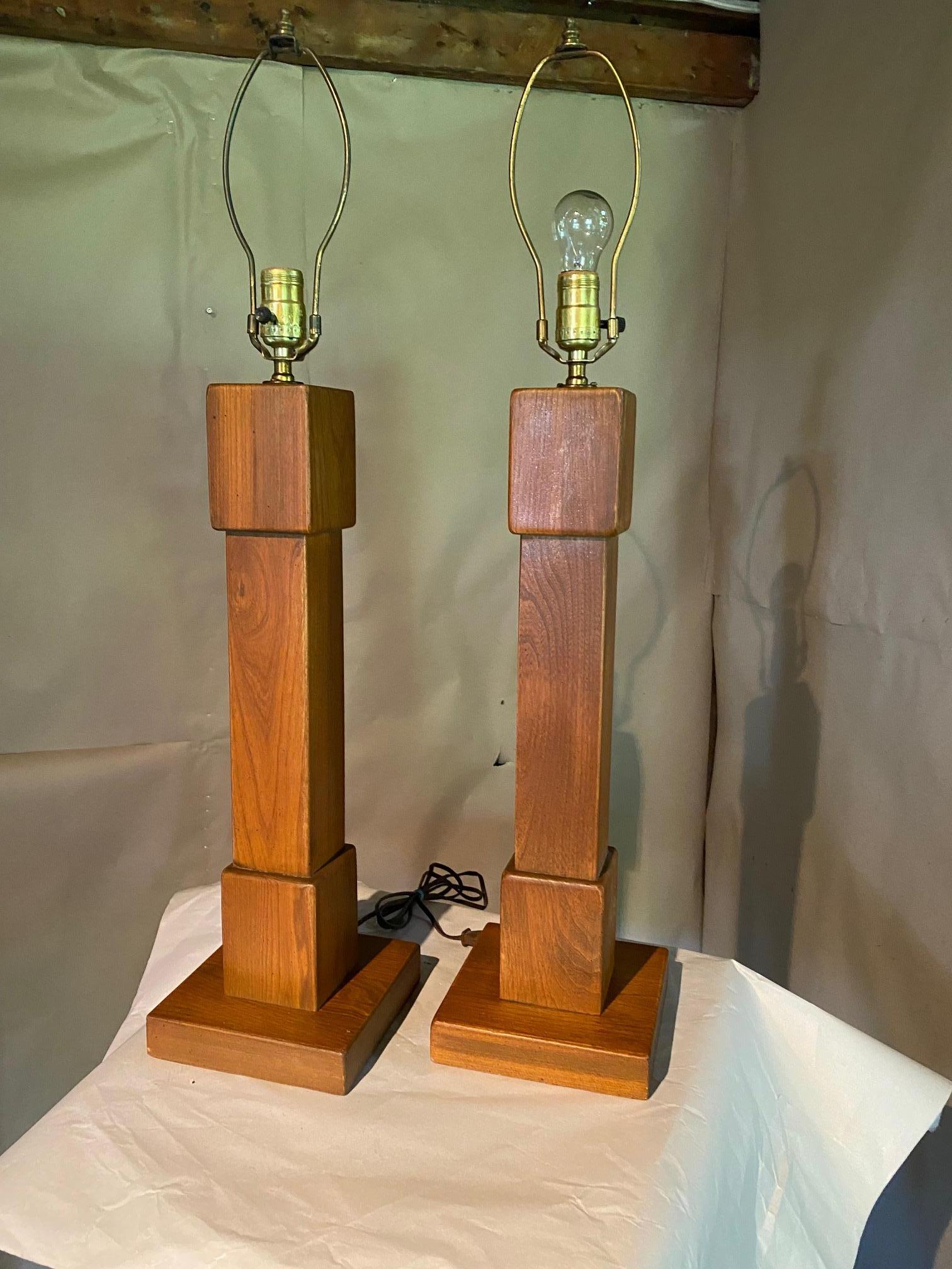Paire de meubles en noyer de style cubiste moderniste  Lampes de table à la manière de Pierre Chapo
Marqué : 