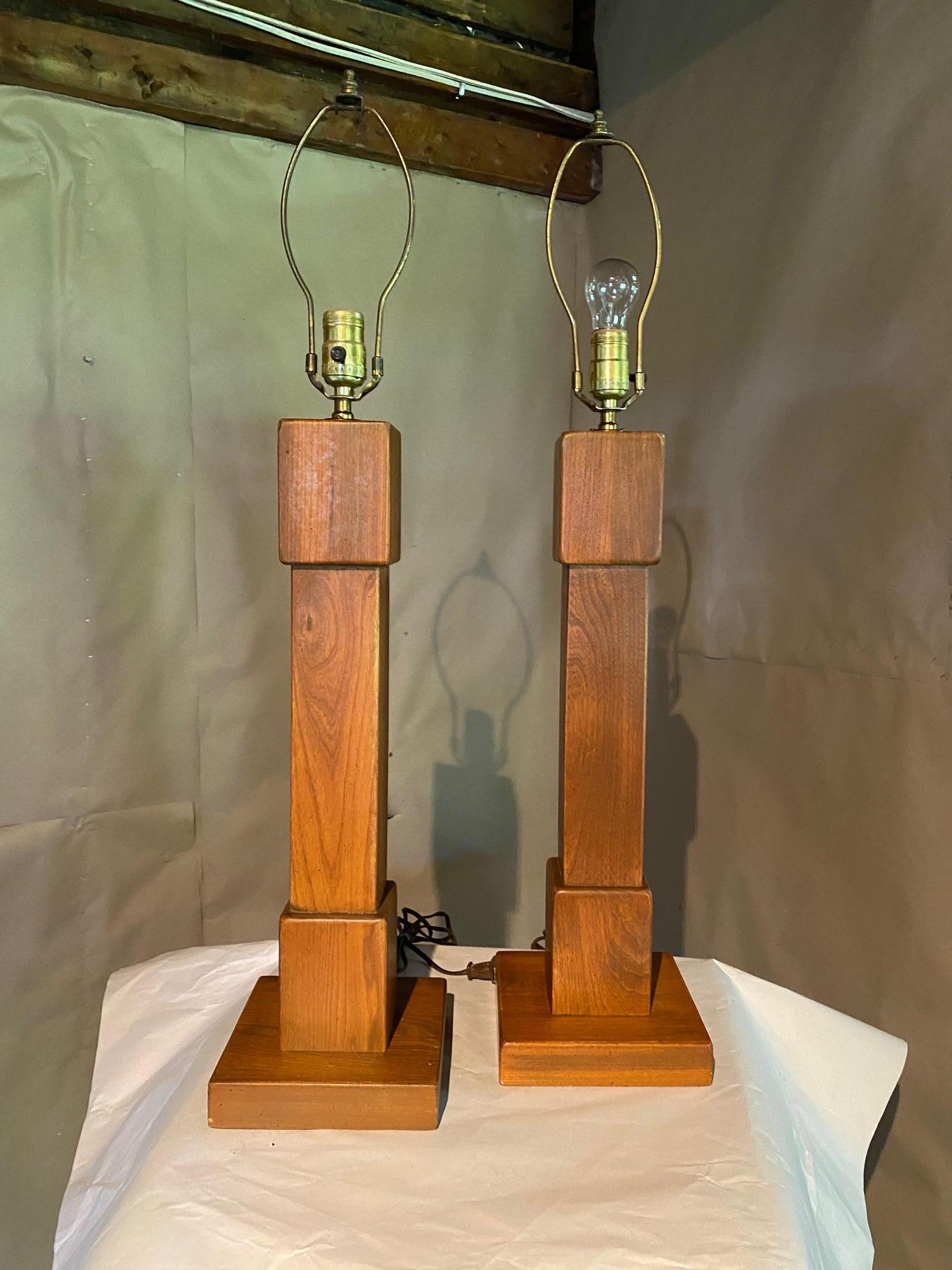 Mid-Century Modern Paire de meubles en noyer de style cubiste moderniste  Lampes de table à la manière de Pierre Chapo en vente