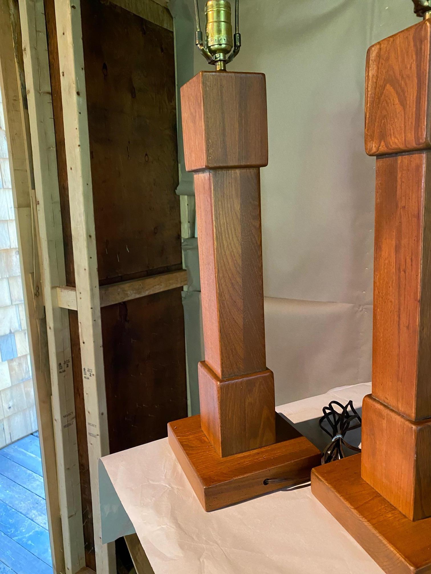 Paire de meubles en noyer de style cubiste moderniste  Lampes de table à la manière de Pierre Chapo en vente 1