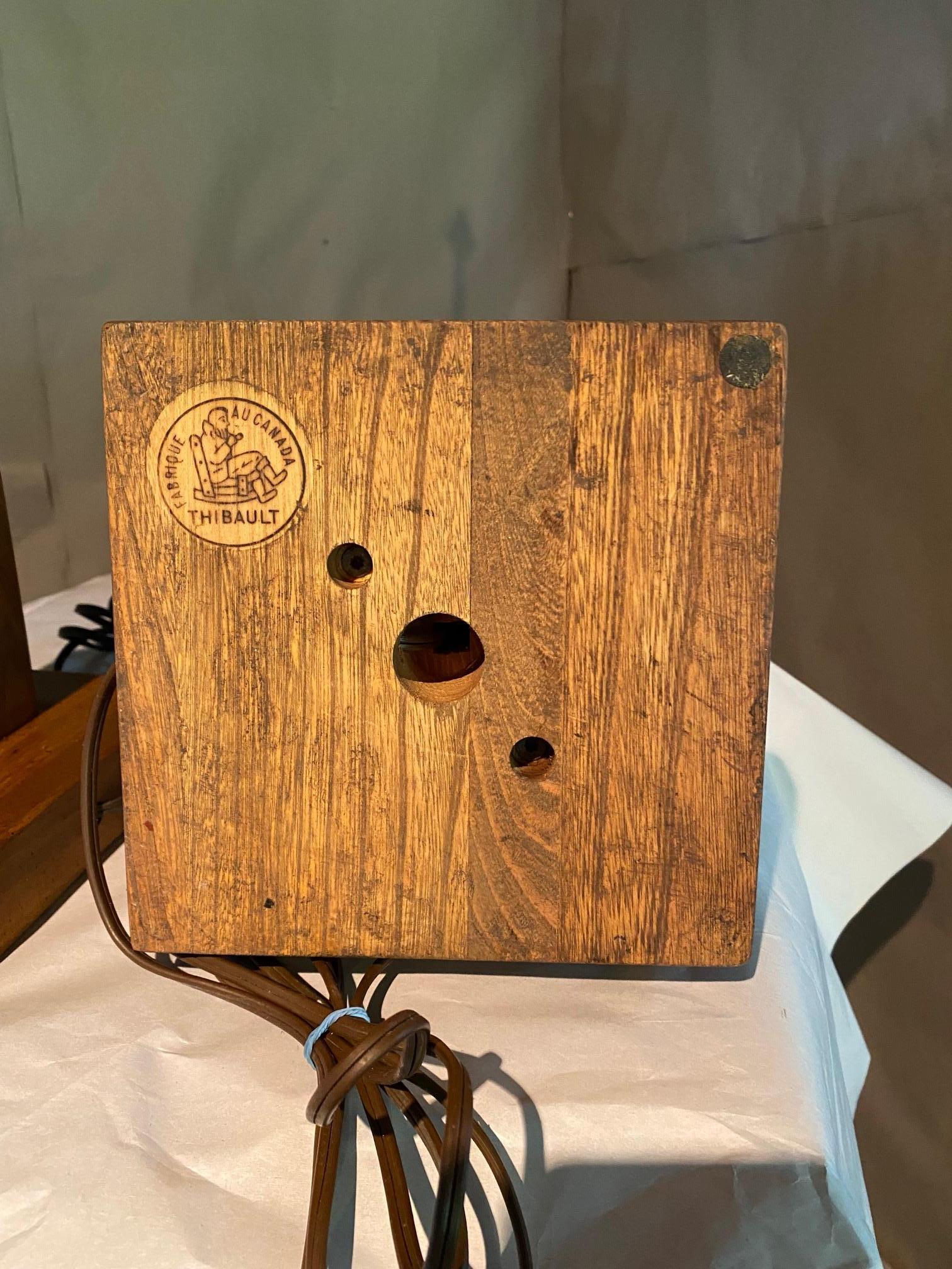 Paire de meubles en noyer de style cubiste moderniste  Lampes de table à la manière de Pierre Chapo en vente 2