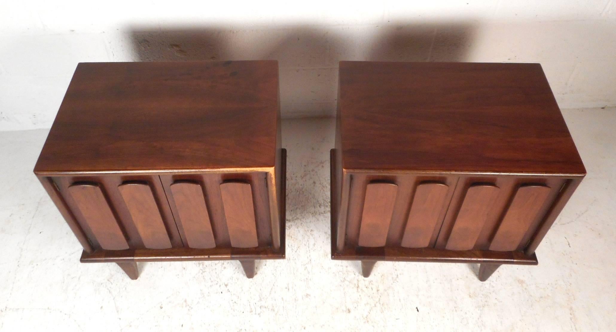 Pair of Walnut Nightstands by American of Martinsville In Good Condition In Brooklyn, NY