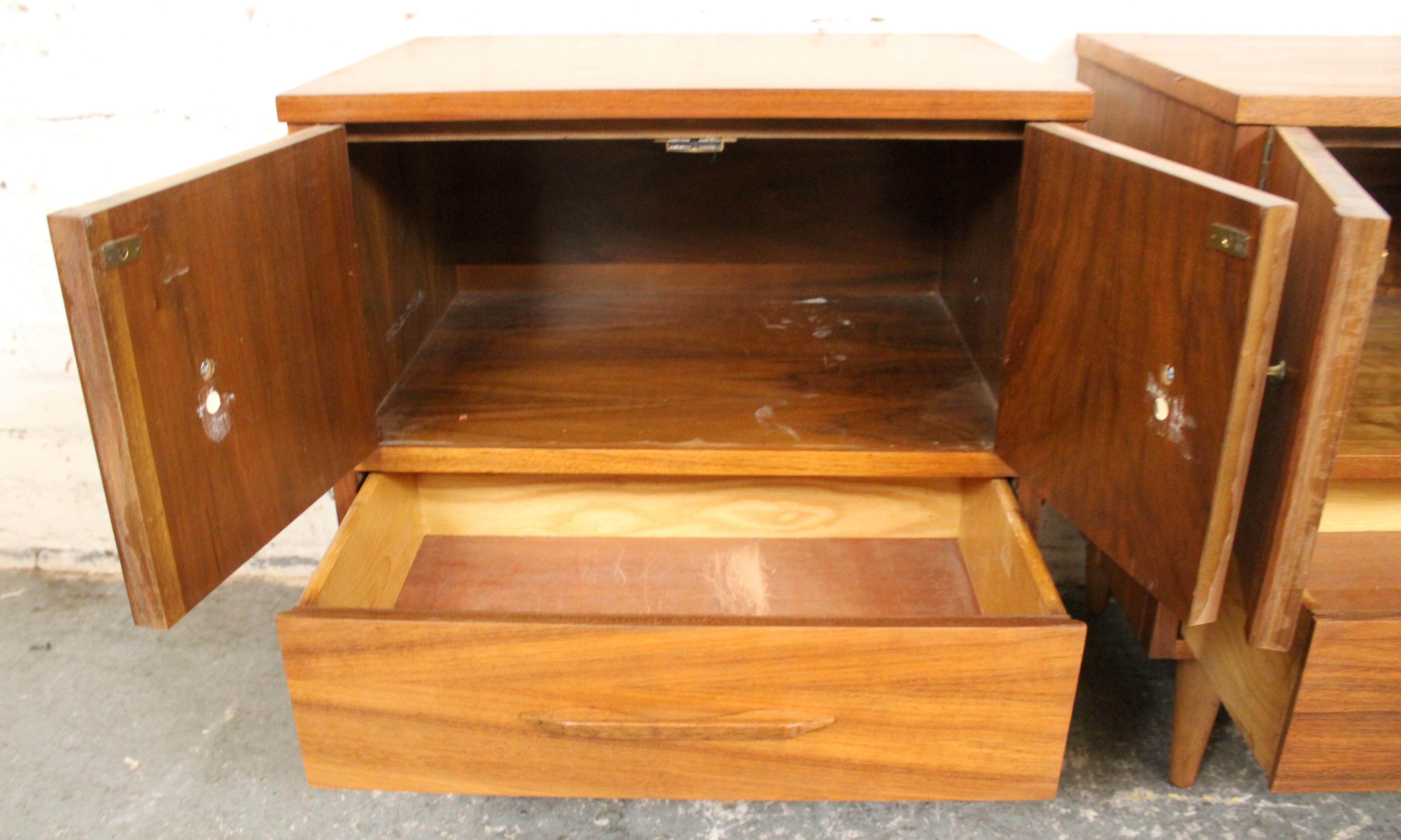 Paire de tables de nuit en noyer par Young Manufacturing Co. en vente 3