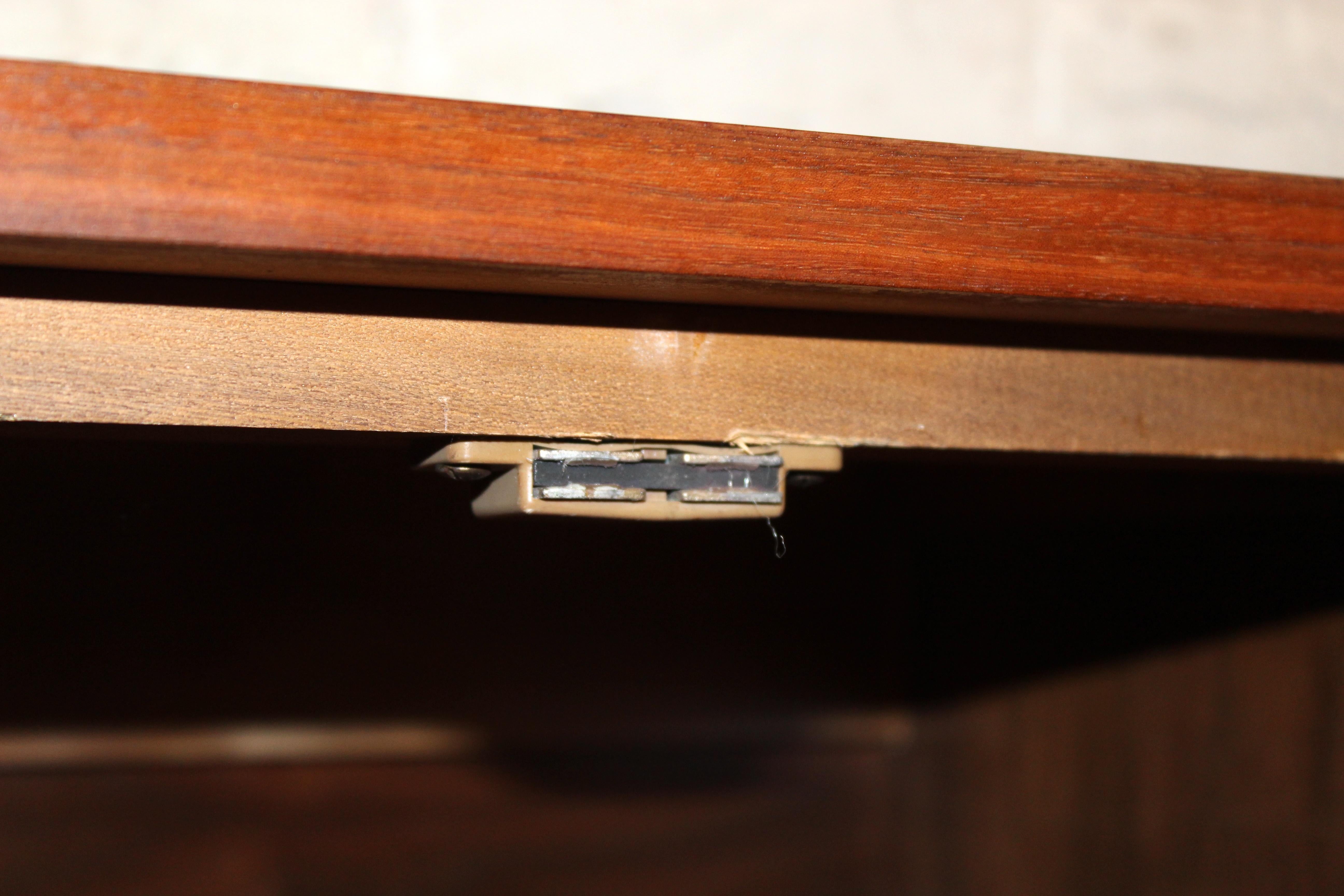 Paire de tables de nuit en noyer par Young Manufacturing Co. en vente 5