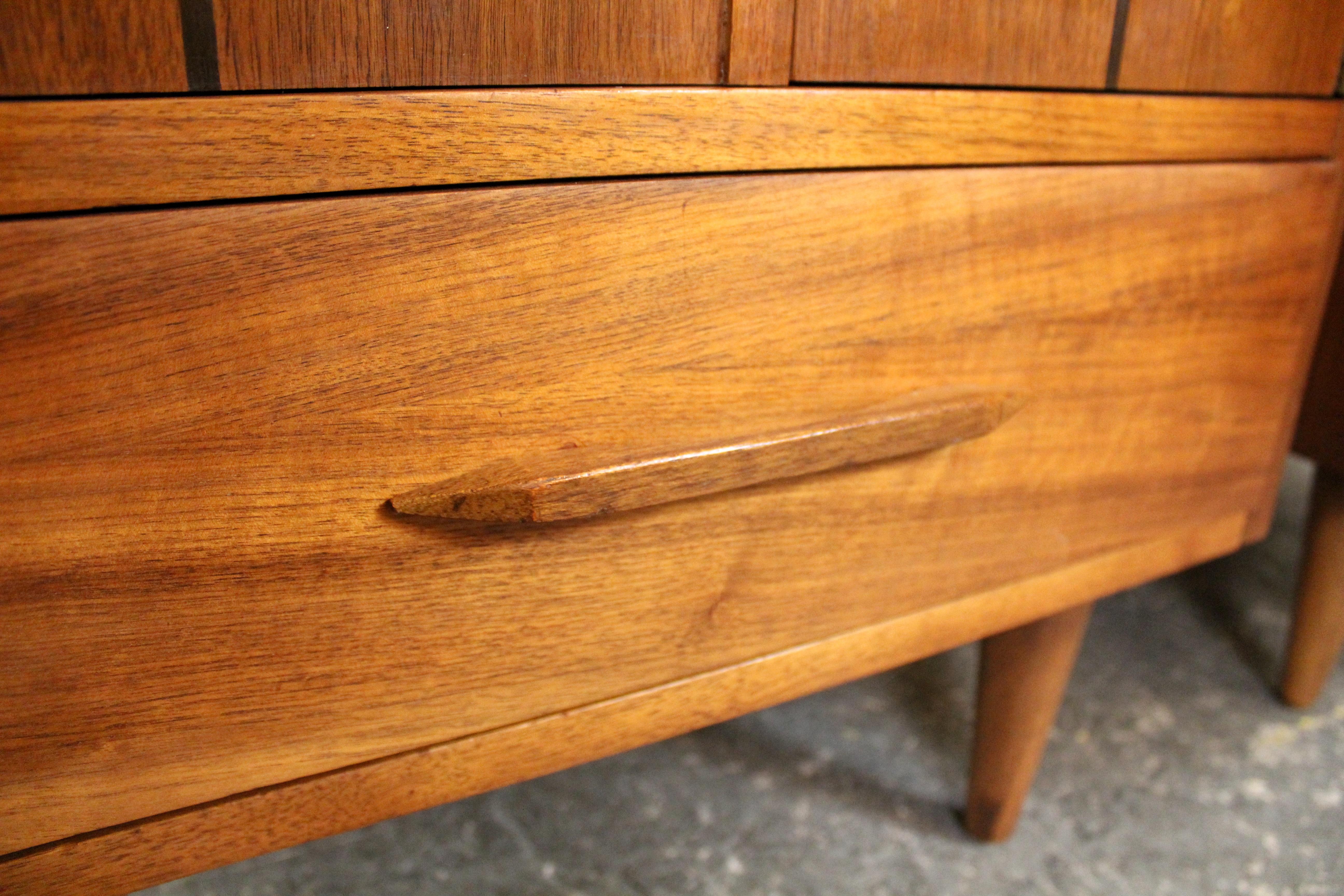 Paire de tables de nuit en noyer par Young Manufacturing Co. en vente 6