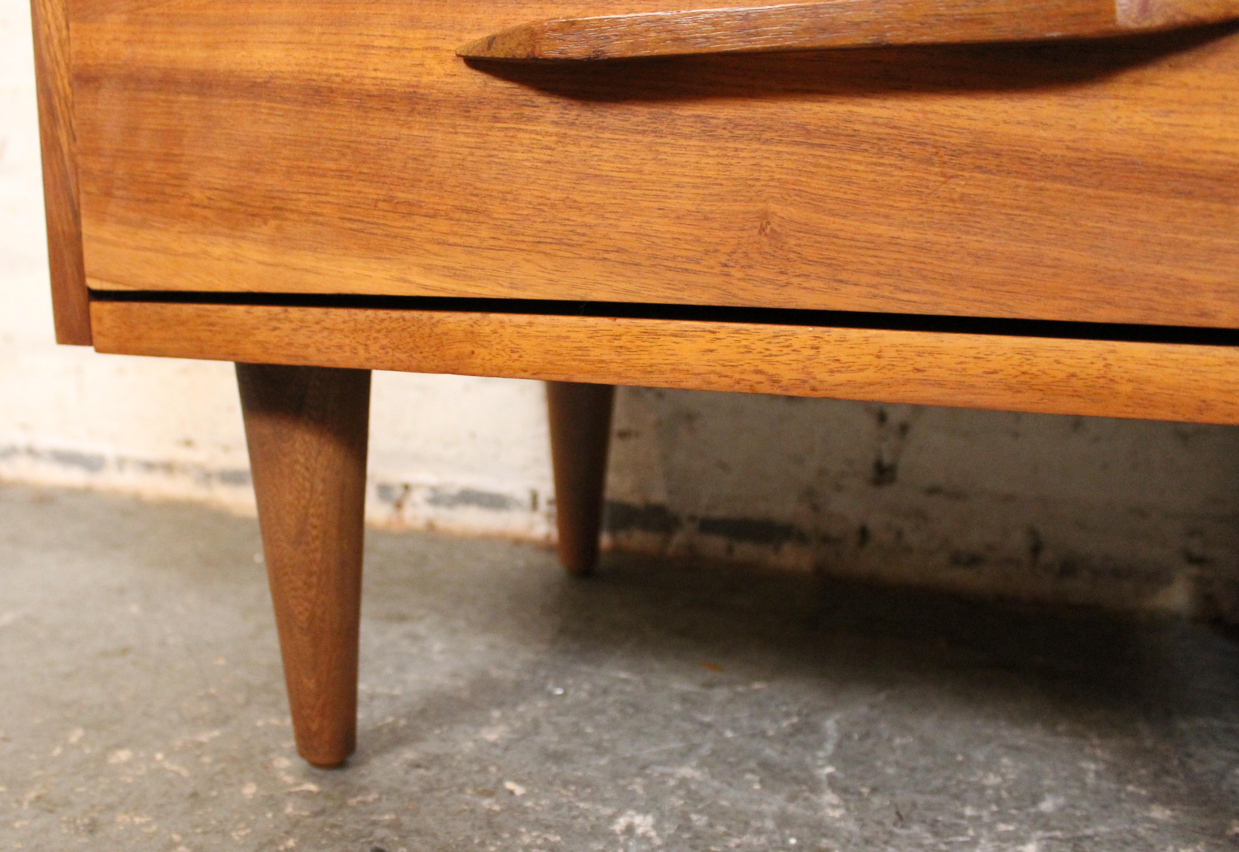 Paire de tables de nuit en noyer par Young Manufacturing Co. en vente 8