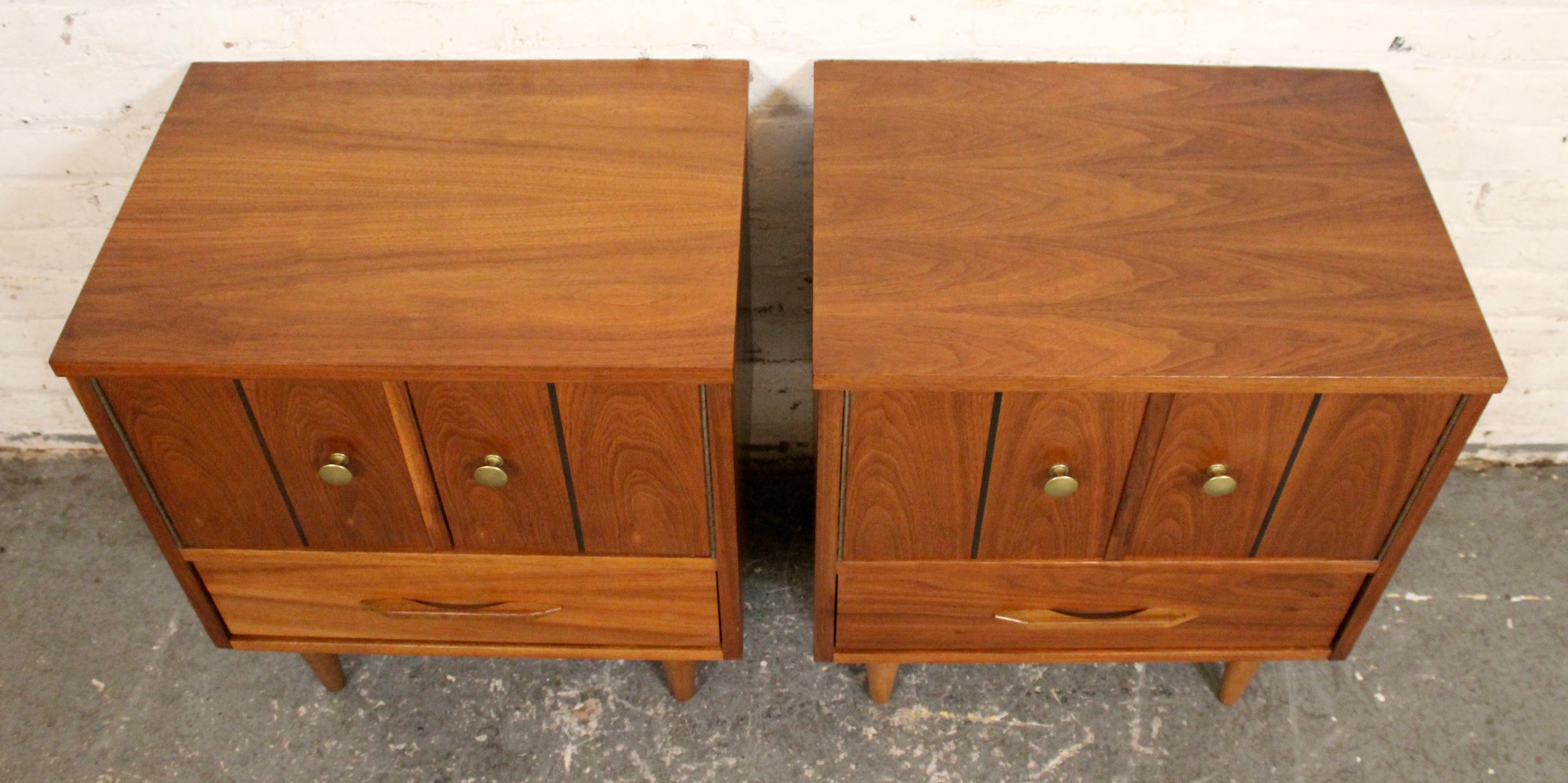 Paire de tables de nuit en noyer de Young Manufacturing Co. bien assorties, présentant un style moderne du milieu du siècle et une solide fabrication américaine. Chaque pièce comporte deux portes de cabinet avec des boutons en laiton au-dessus d'un