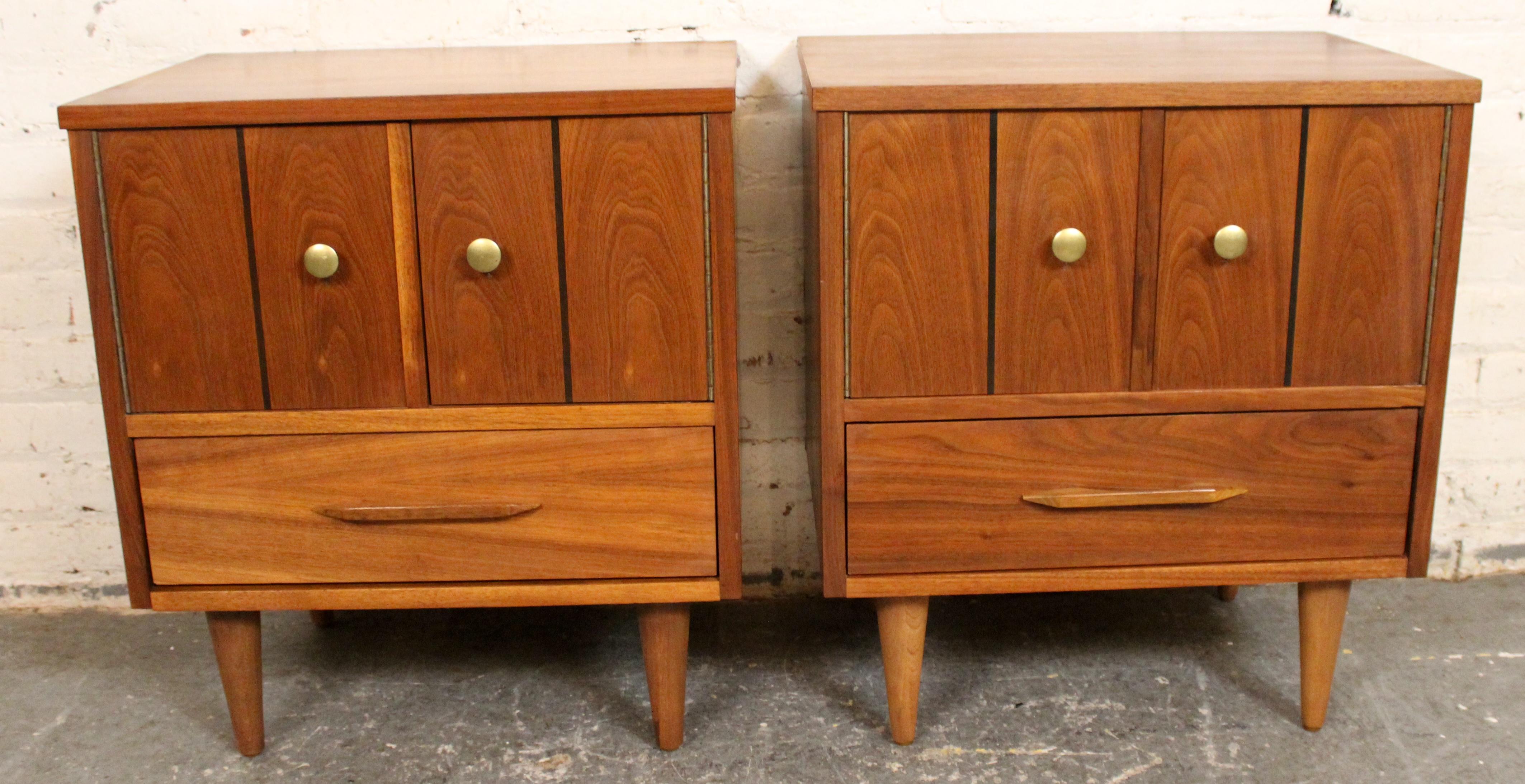 Mid-Century Modern Paire de tables de nuit en noyer par Young Manufacturing Co. en vente