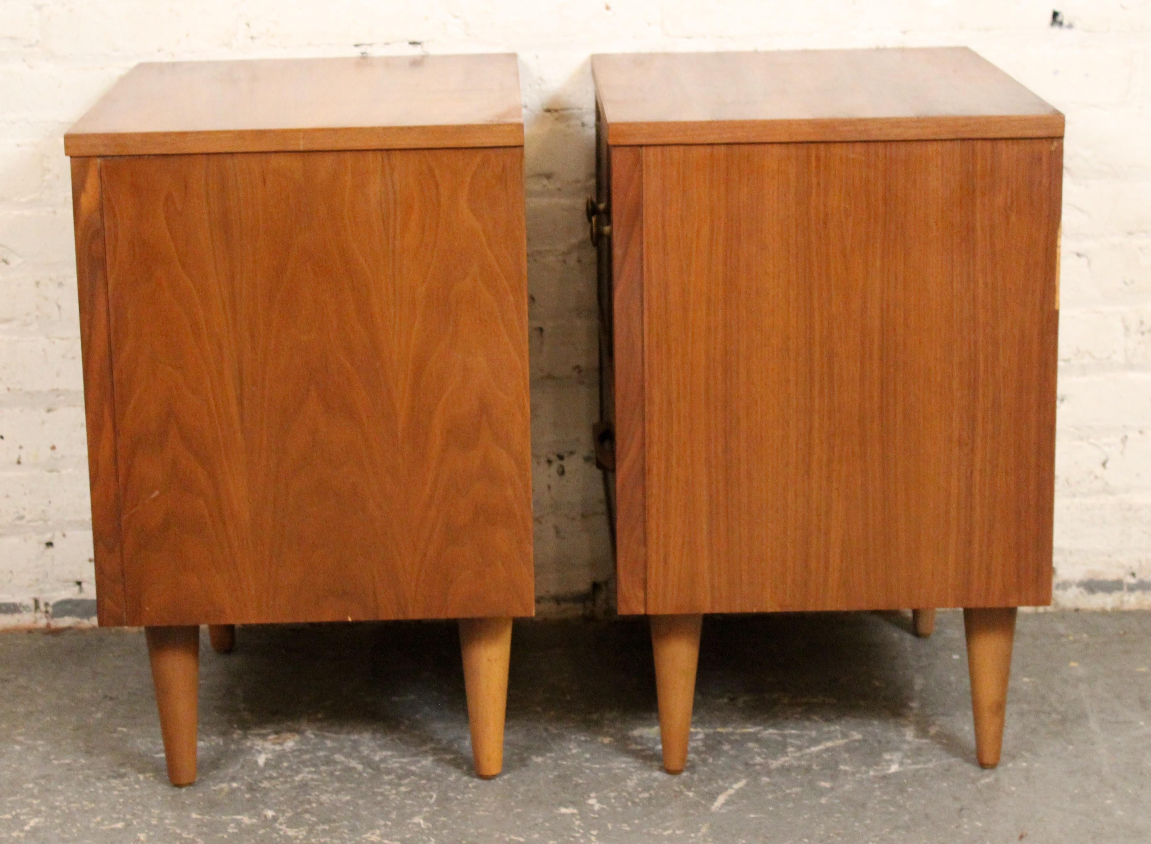 Américain Paire de tables de nuit en noyer par Young Manufacturing Co. en vente