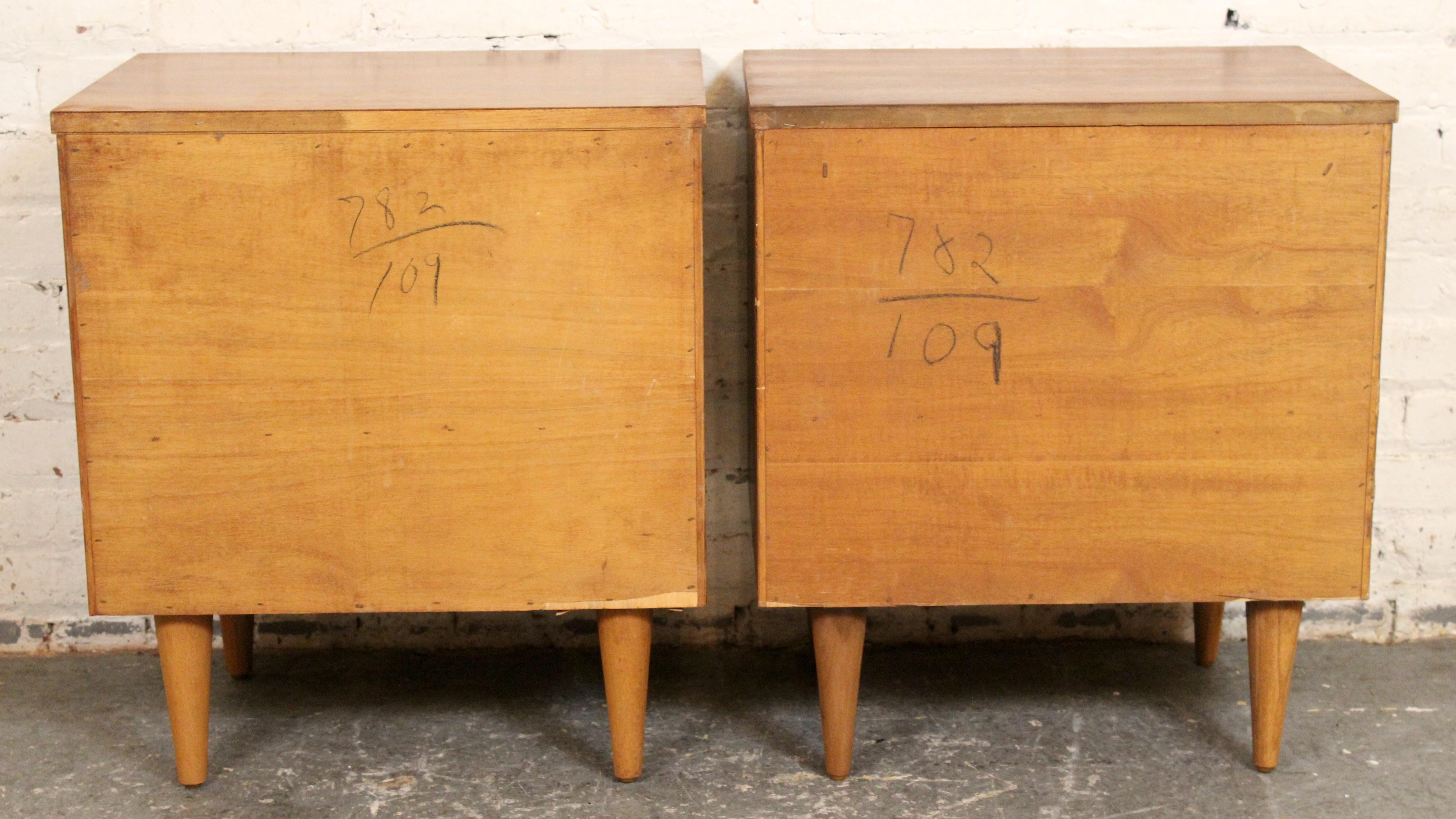 Paire de tables de nuit en noyer par Young Manufacturing Co. Bon état - En vente à Brooklyn, NY