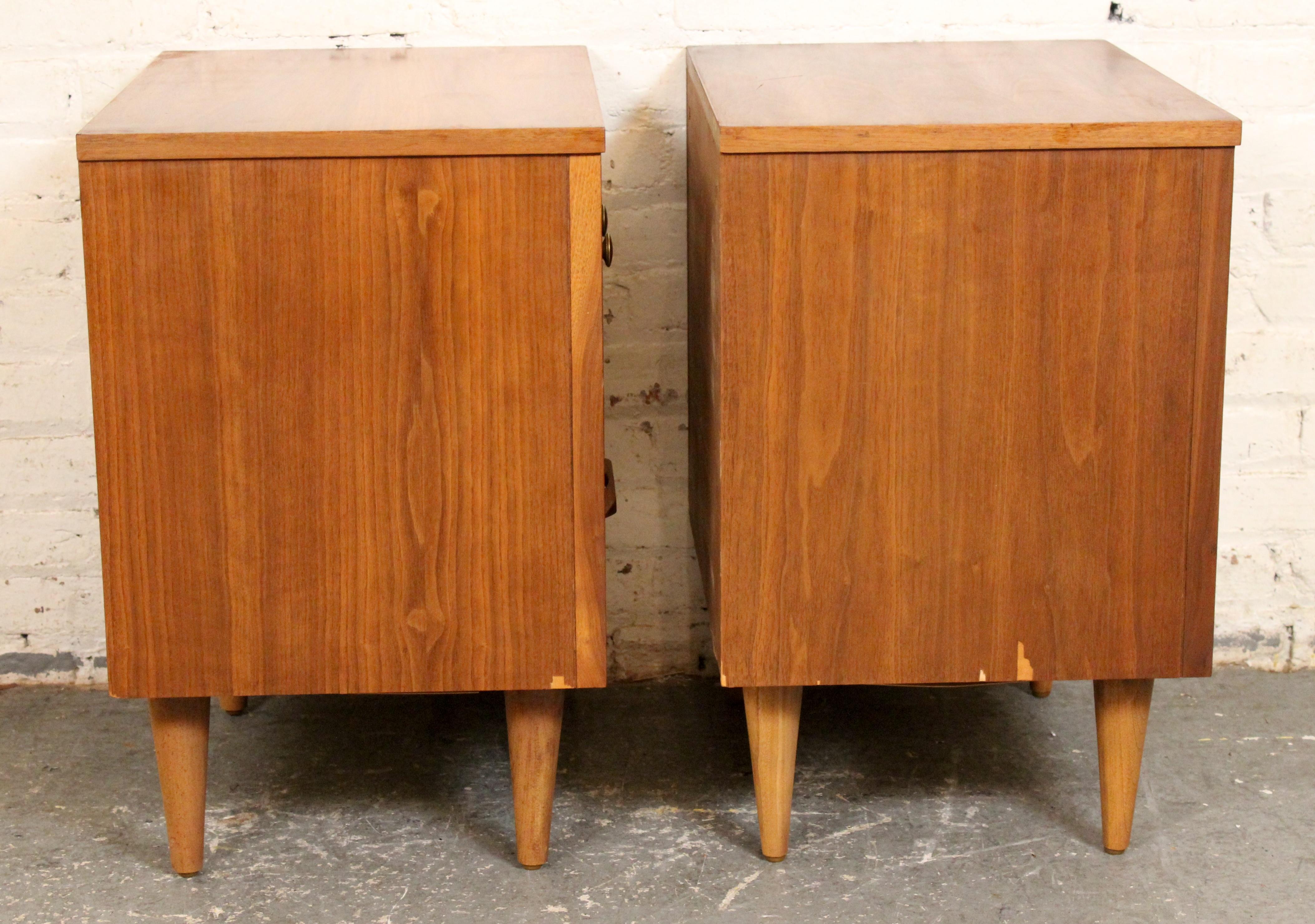 20ième siècle Paire de tables de nuit en noyer par Young Manufacturing Co. en vente