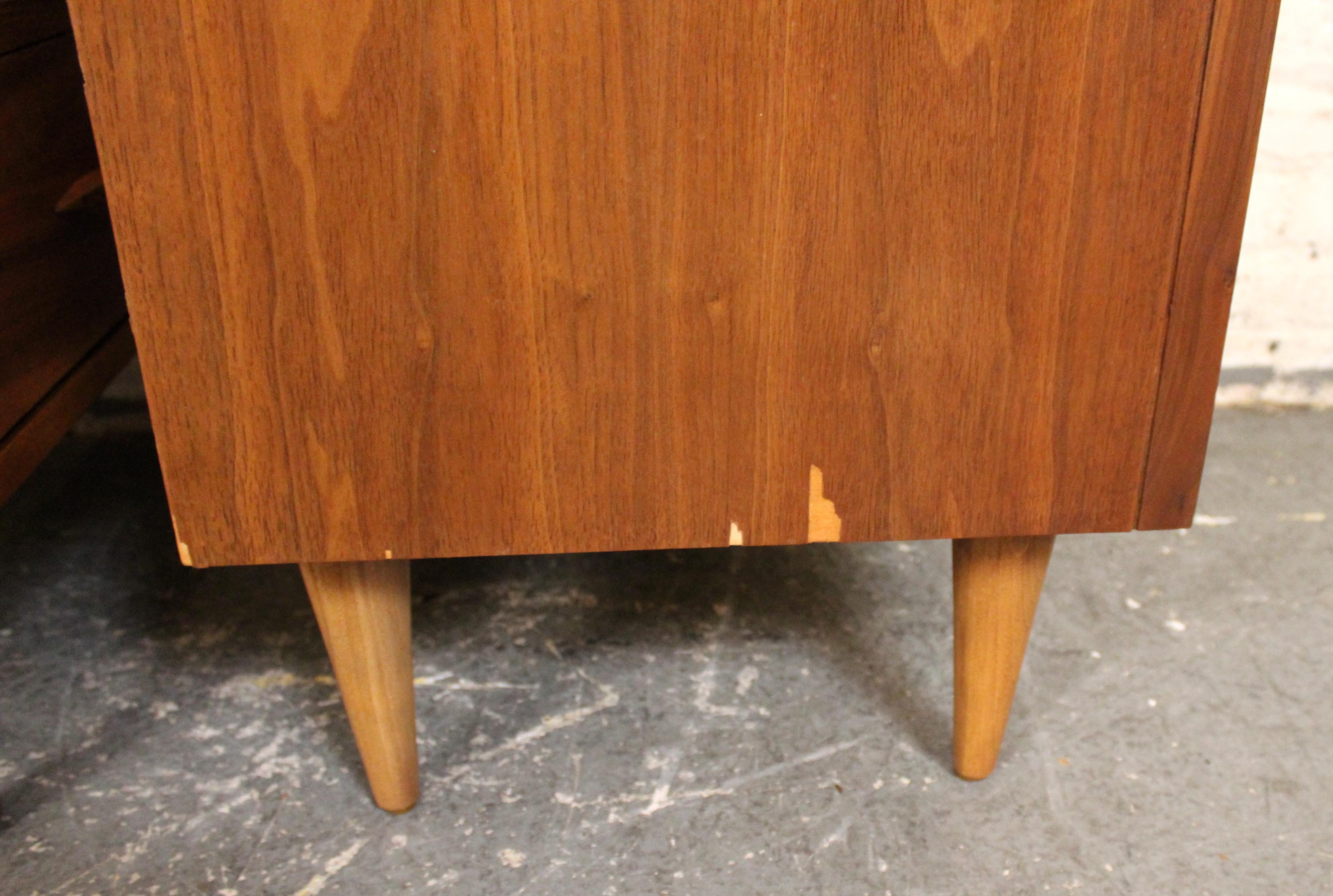 Bois Paire de tables de nuit en noyer par Young Manufacturing Co. en vente