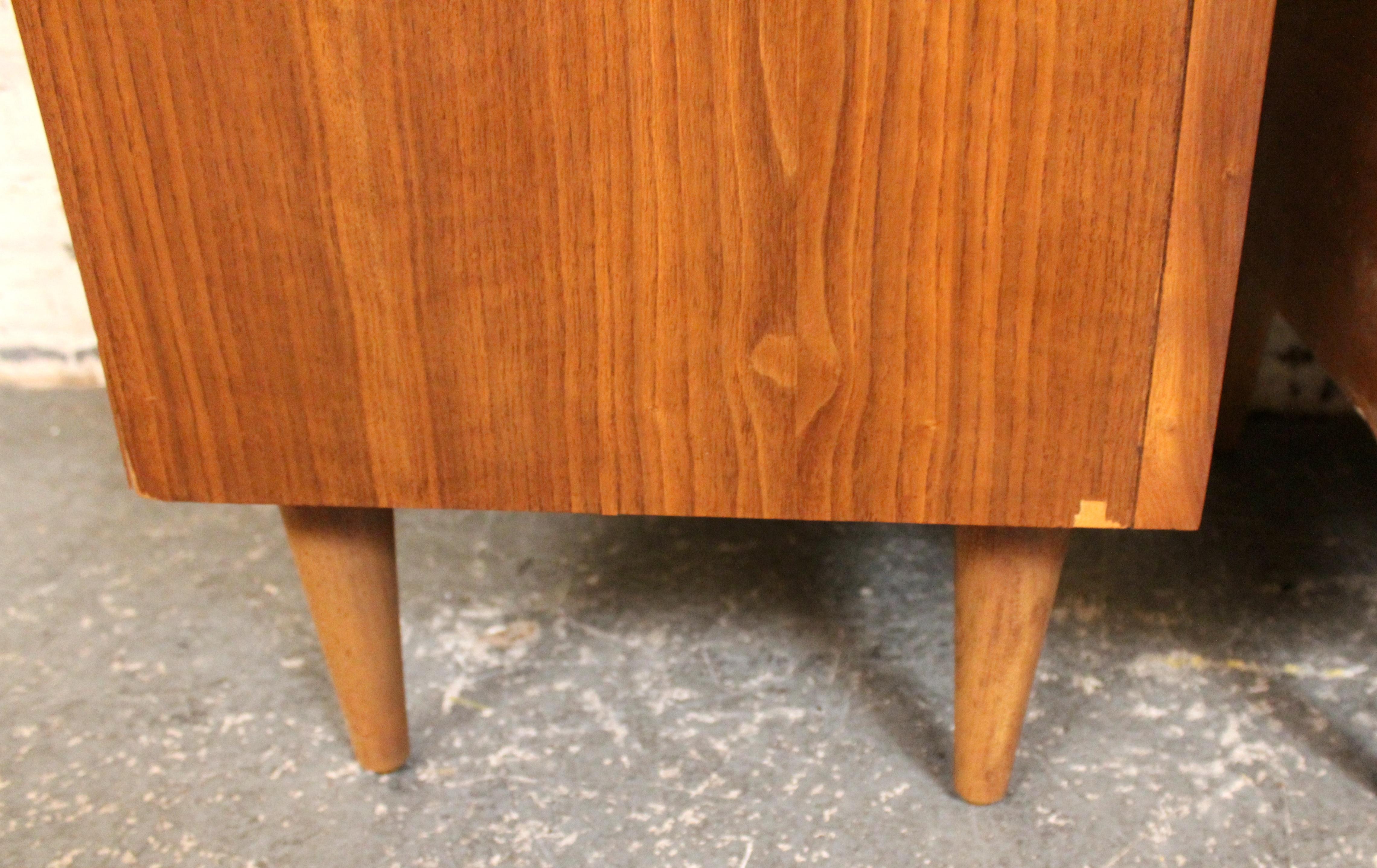 Paire de tables de nuit en noyer par Young Manufacturing Co. en vente 1