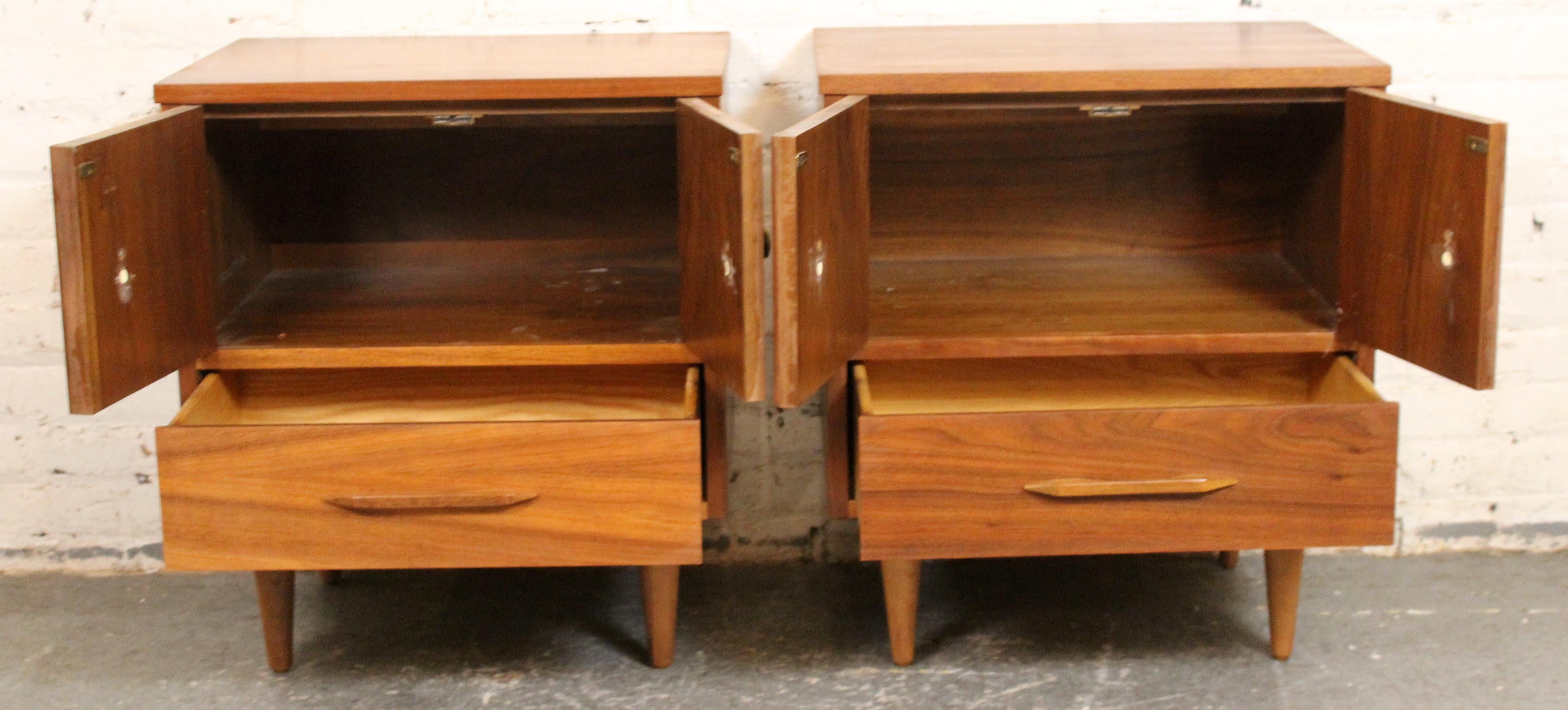 Paire de tables de nuit en noyer par Young Manufacturing Co. en vente 2