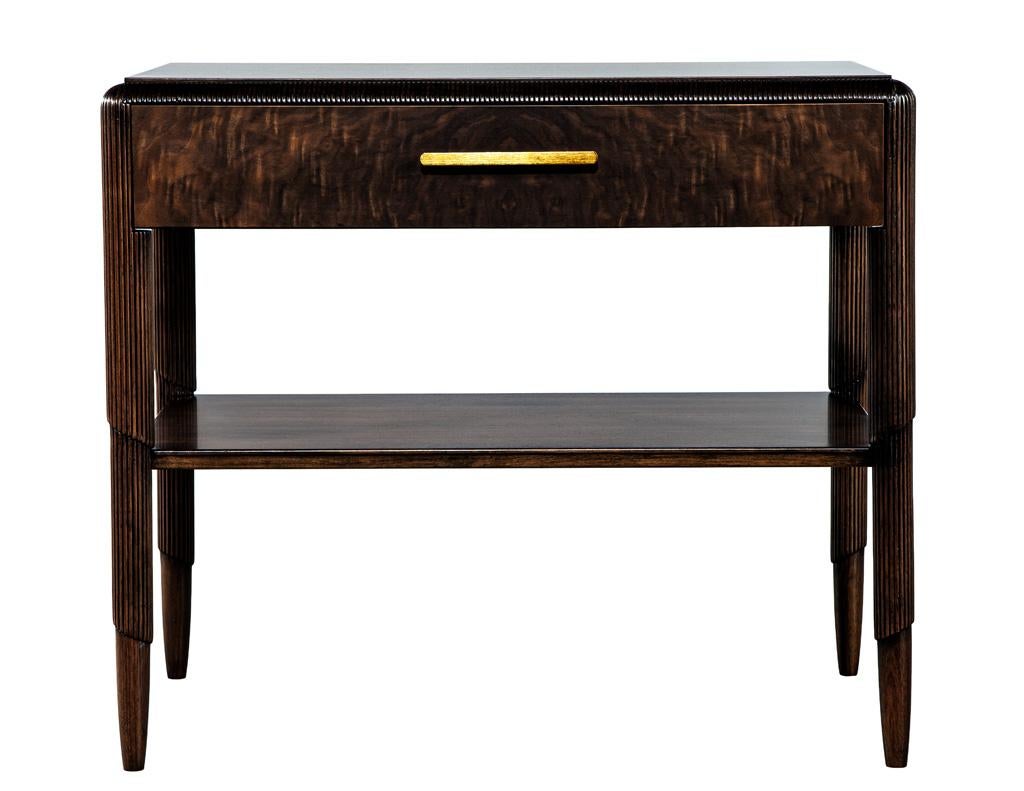 Pareja de mesillas de noche de nogal Estadounidense en venta