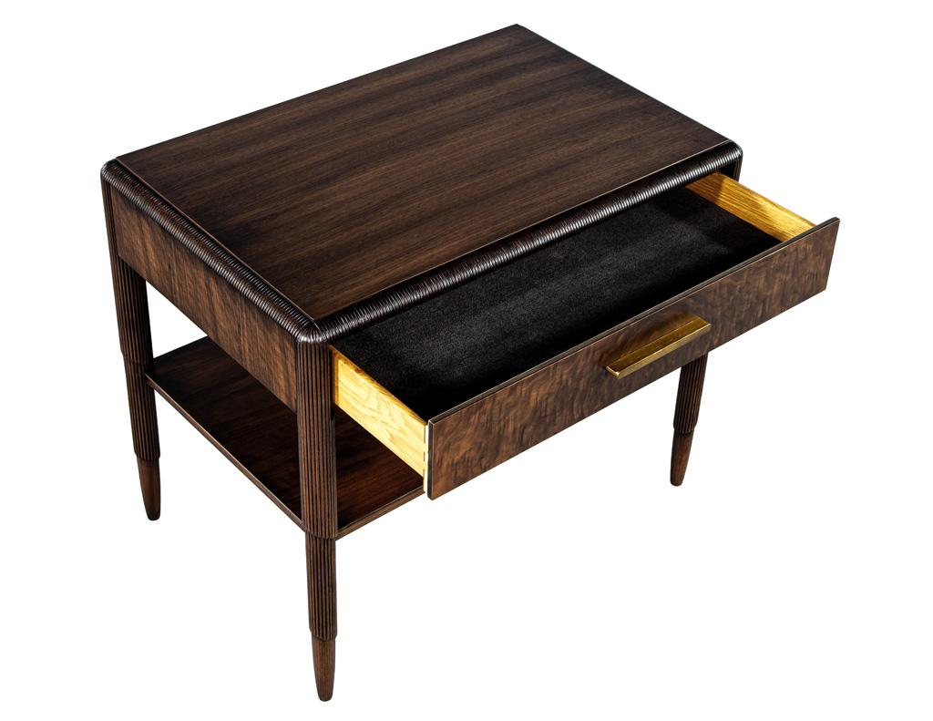 Pareja de mesillas de noche de nogal Siglo XXI y contemporáneo en venta