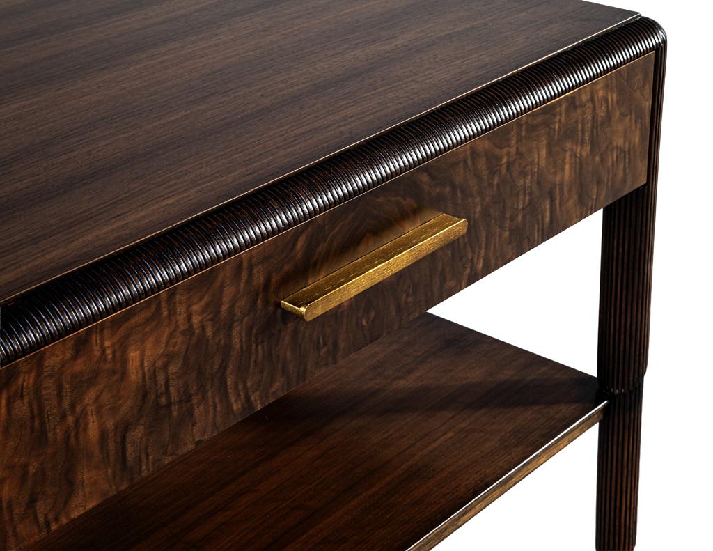 Pareja de mesillas de noche de nogal en venta 1