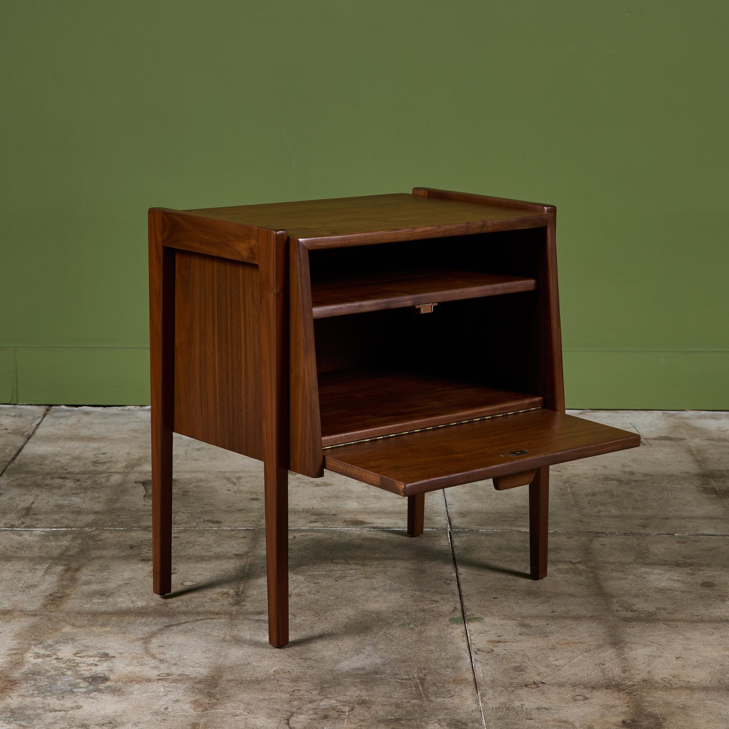 Coppia di comodini in noce di Jens Risom in vendita 5