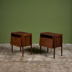 Paire de tables de nuit en noyer par Jens Risom