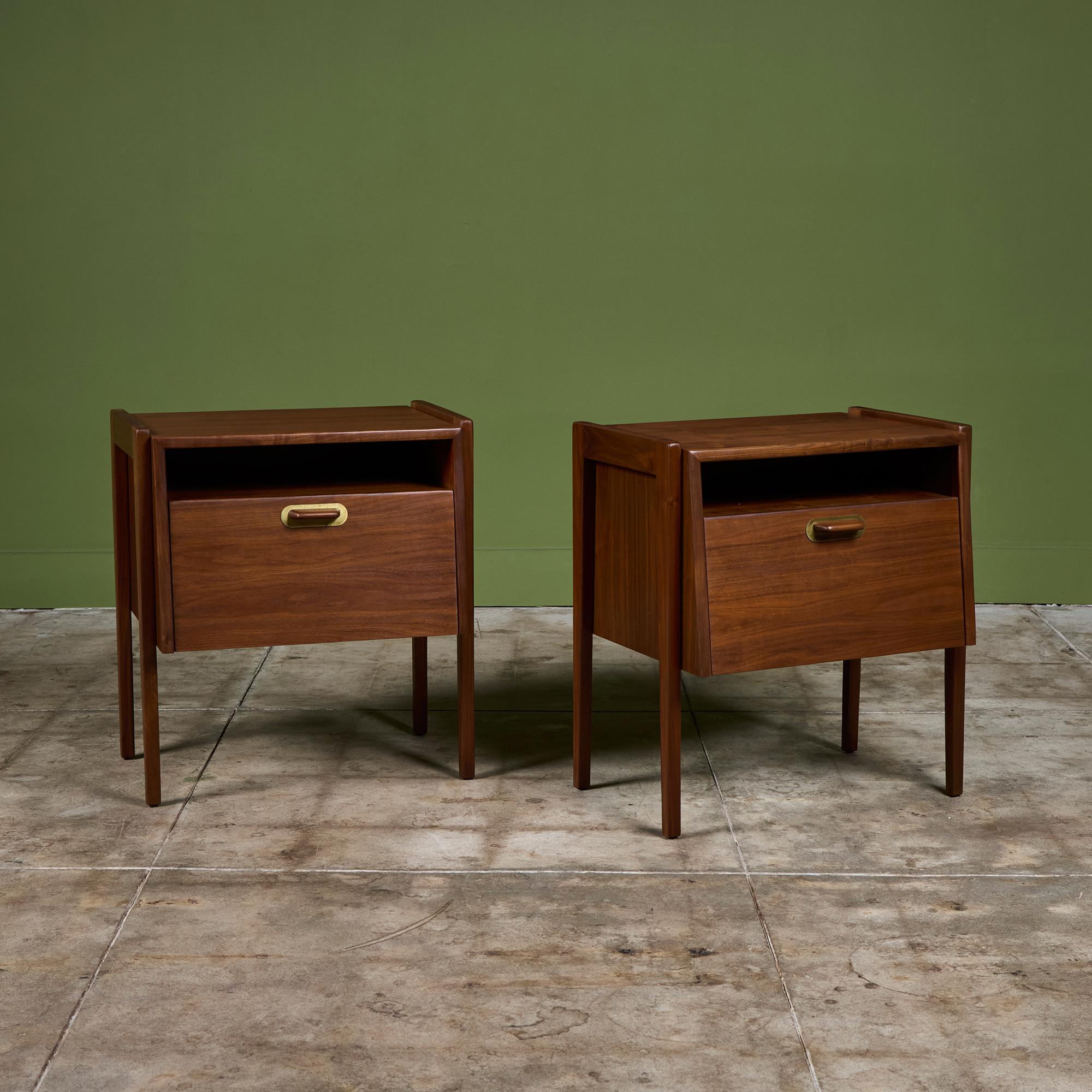 Mid-Century moderno Coppia di comodini in noce di Jens Risom in vendita