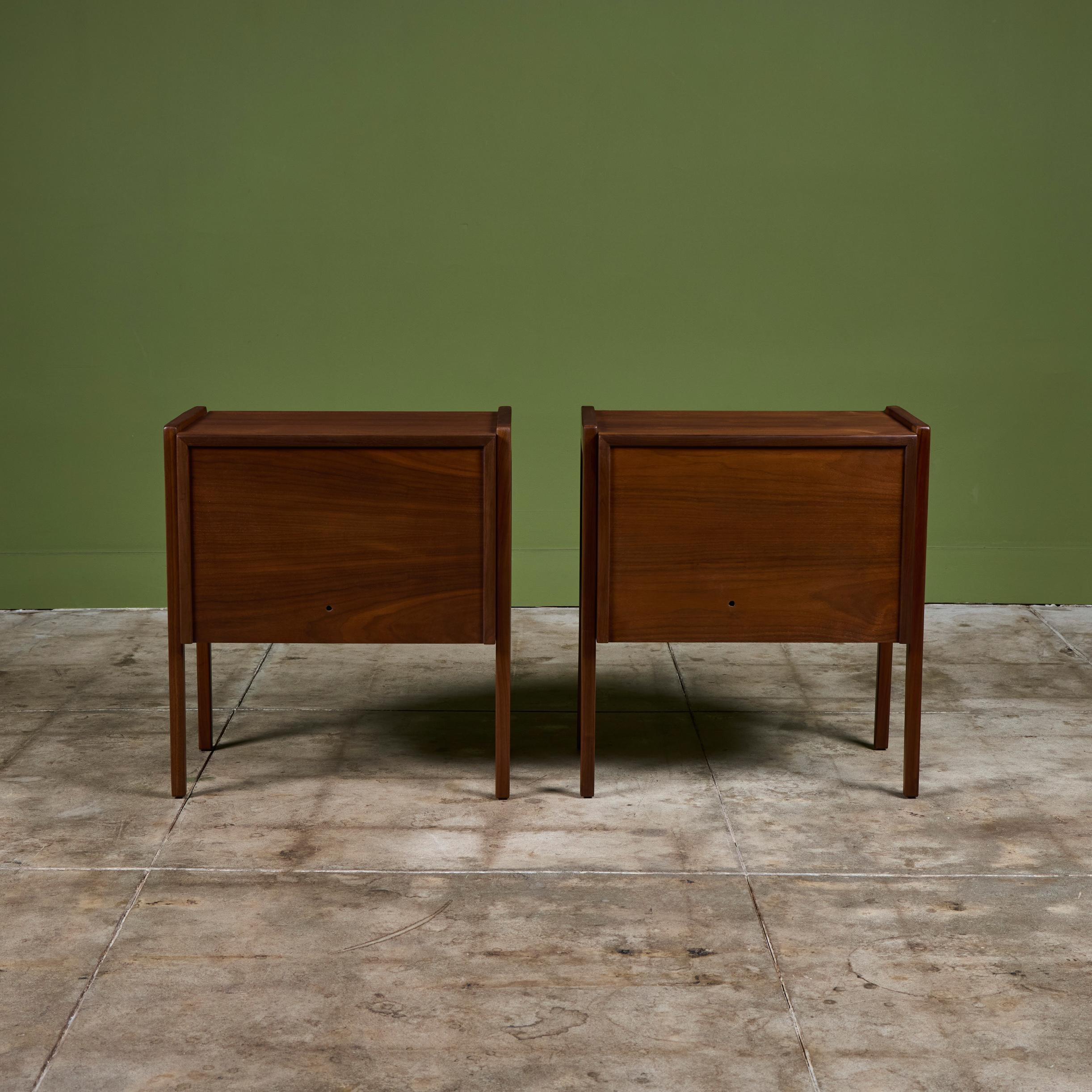 Ottone Coppia di comodini in noce di Jens Risom in vendita
