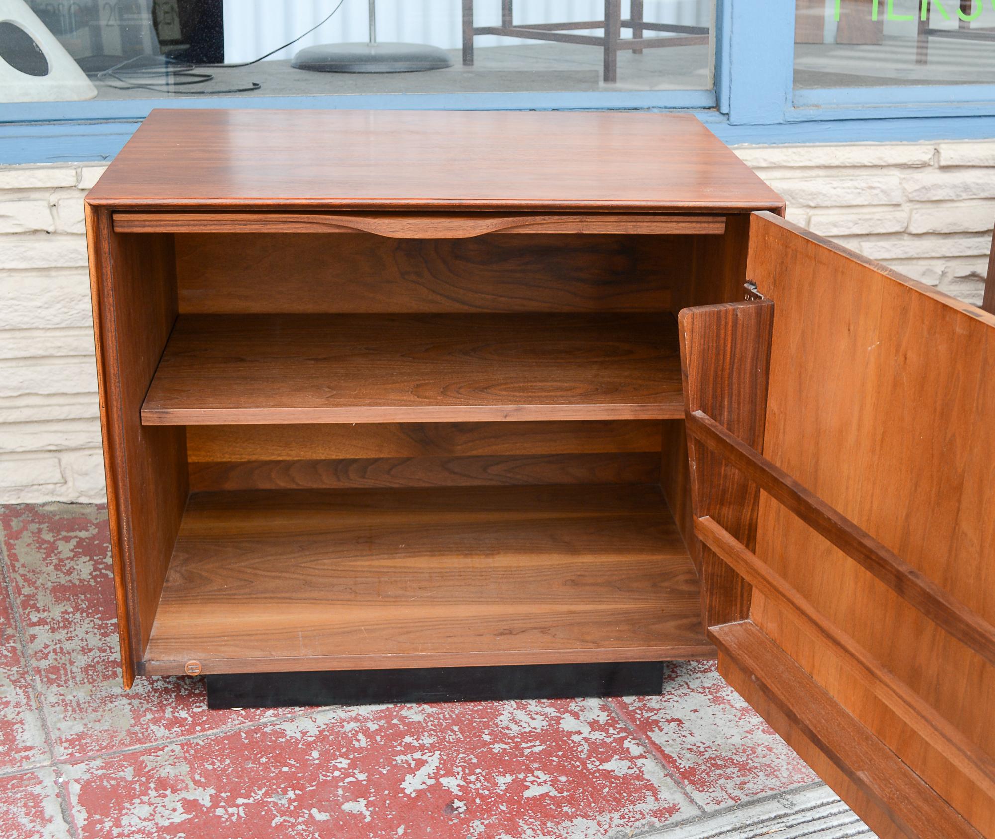 Pair of Walnut Nightstands by John Kapel for Glenn of California In Good Condition For Sale In San Mateo, CA