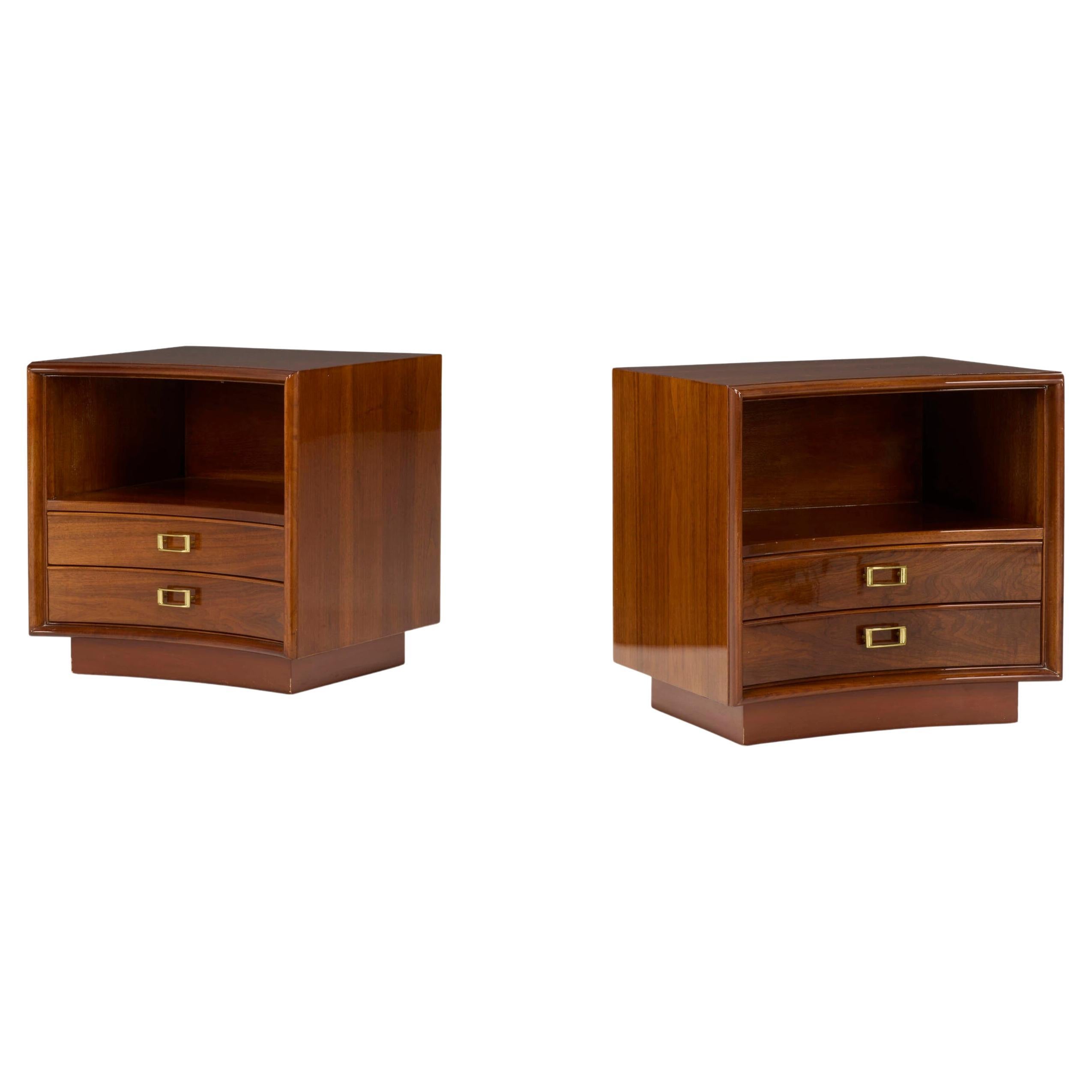 Coppia di comodini in noce di Paul Frankl per Johnson Furniture Co. in vendita