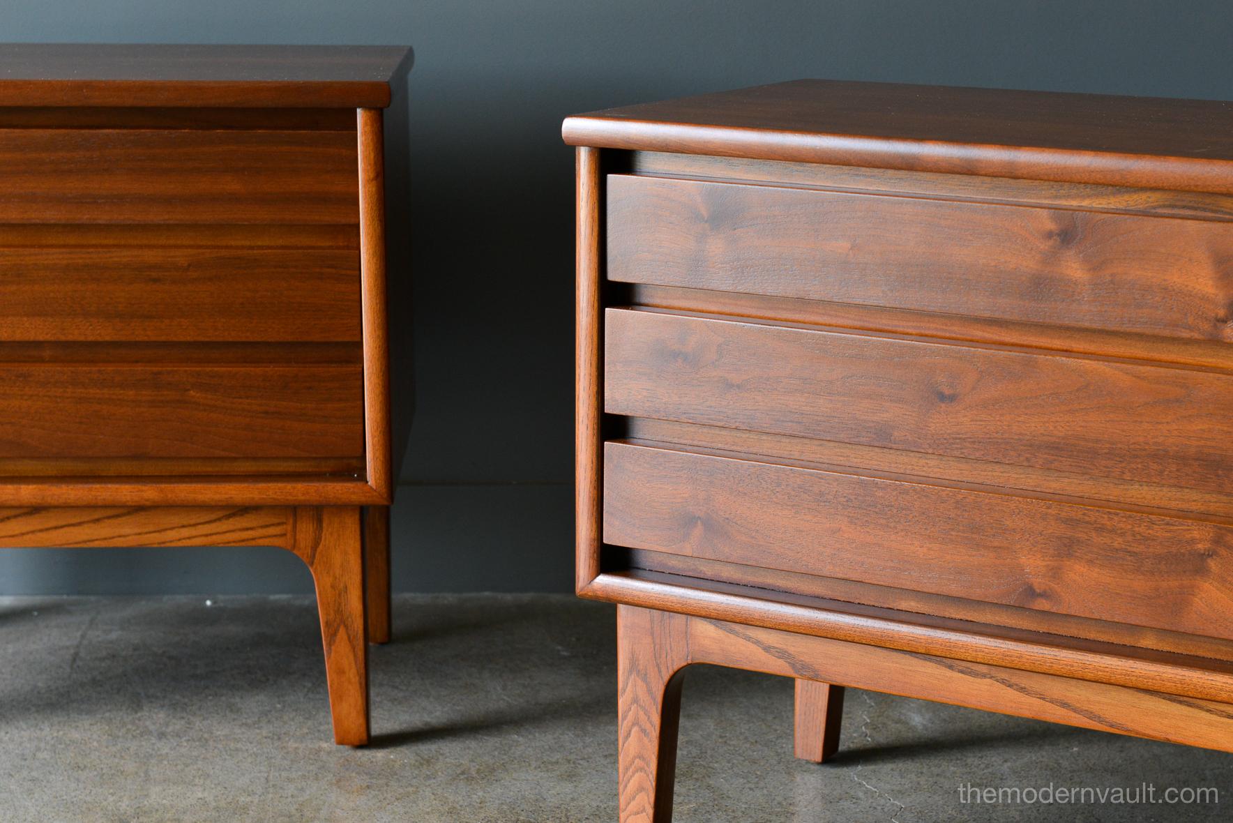 Pair of Walnut Nightstands or End Tables, circa 1960 In Excellent Condition In Costa Mesa, CA