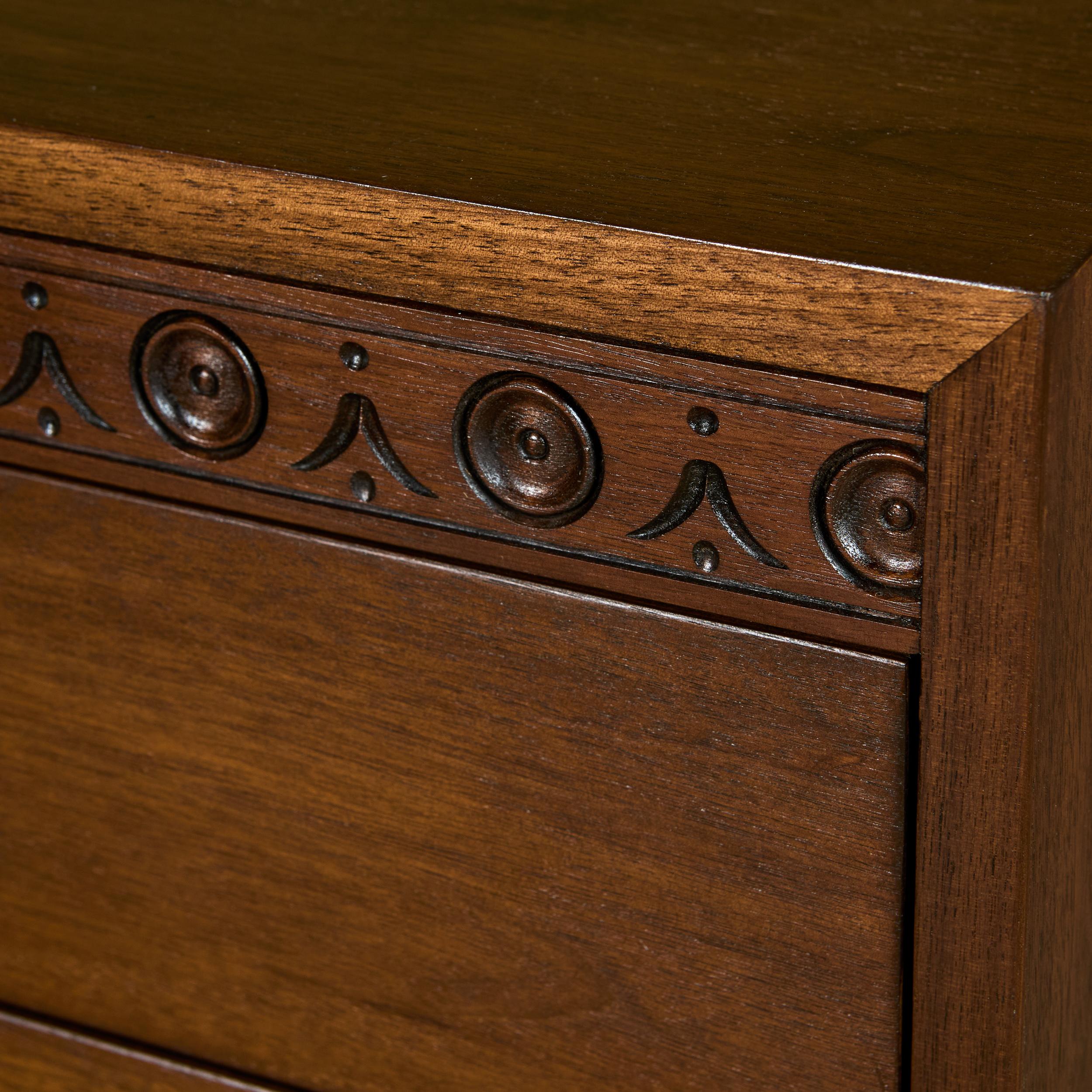 Paire de tables de nuit en noyer avec poignées en laiton en vente 8